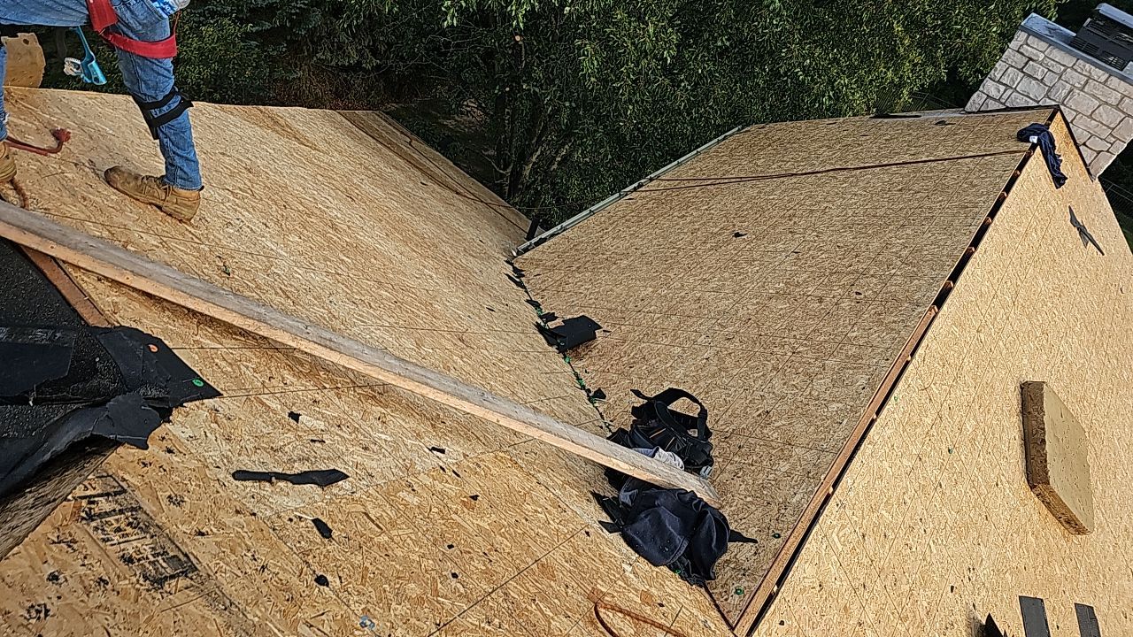 ATLAS PINNACLE COLOR: WEATHERED WOOD by Eagle Eye Roofing