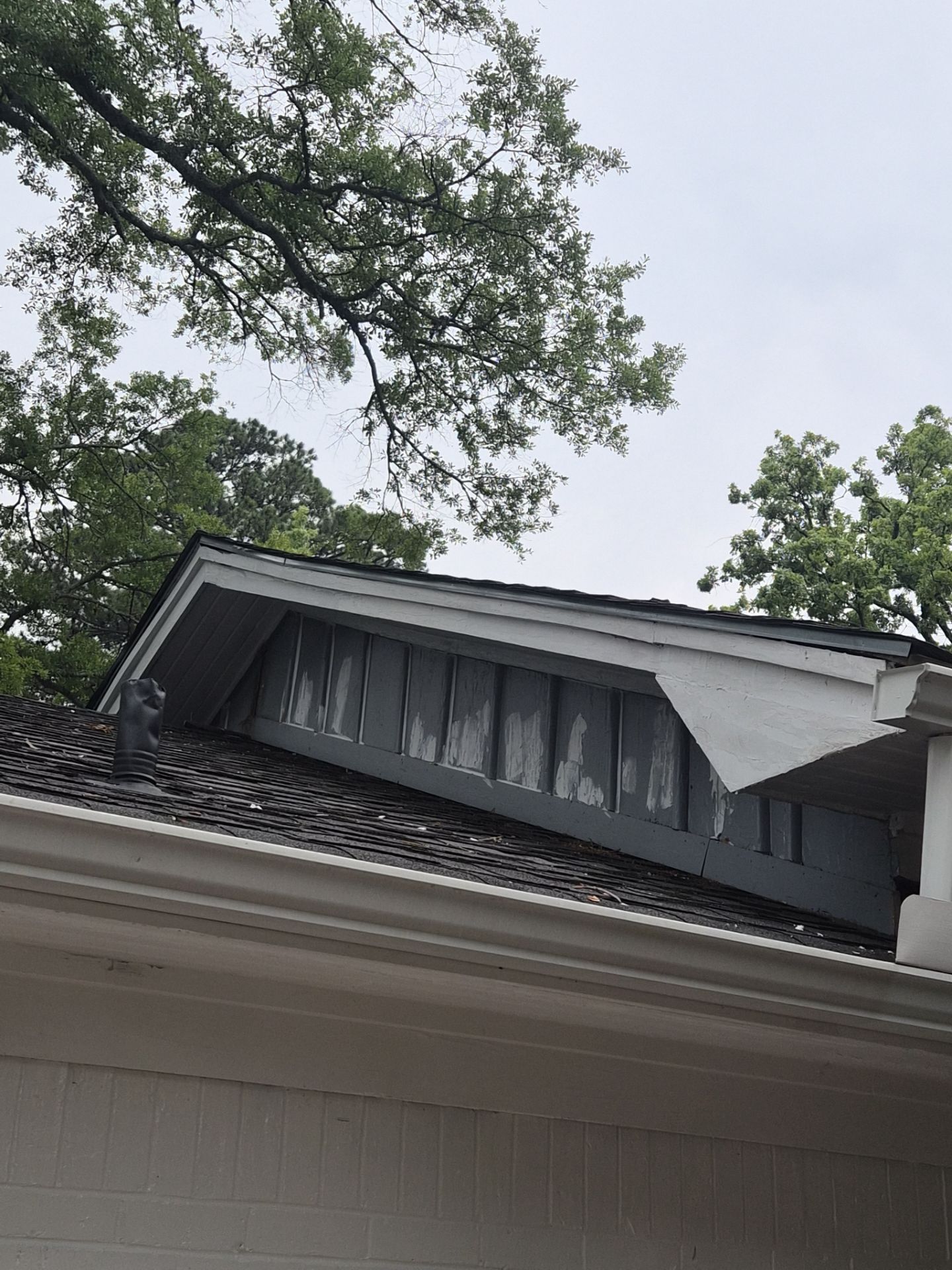 From Gray to Modern White: Exterior Repaint in Tyler, TX by Quality Coats Painting
