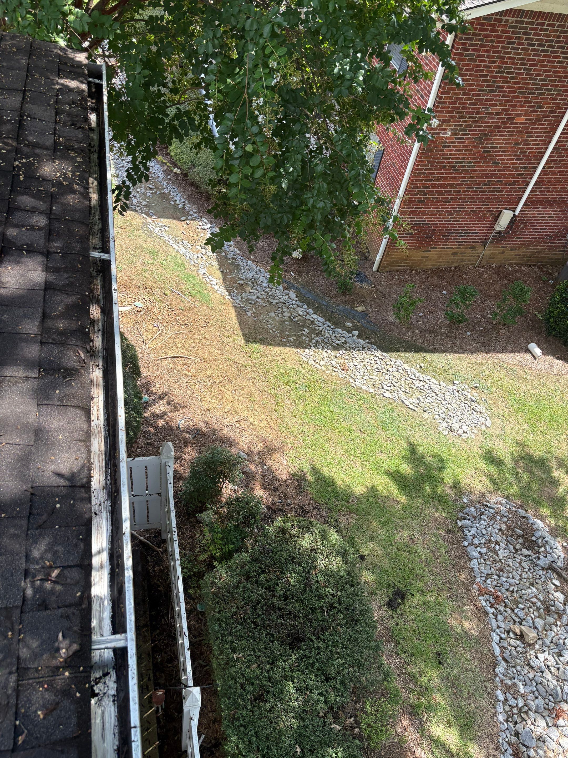 Commercial gutter cleaning Georgia after photo with clean gutters