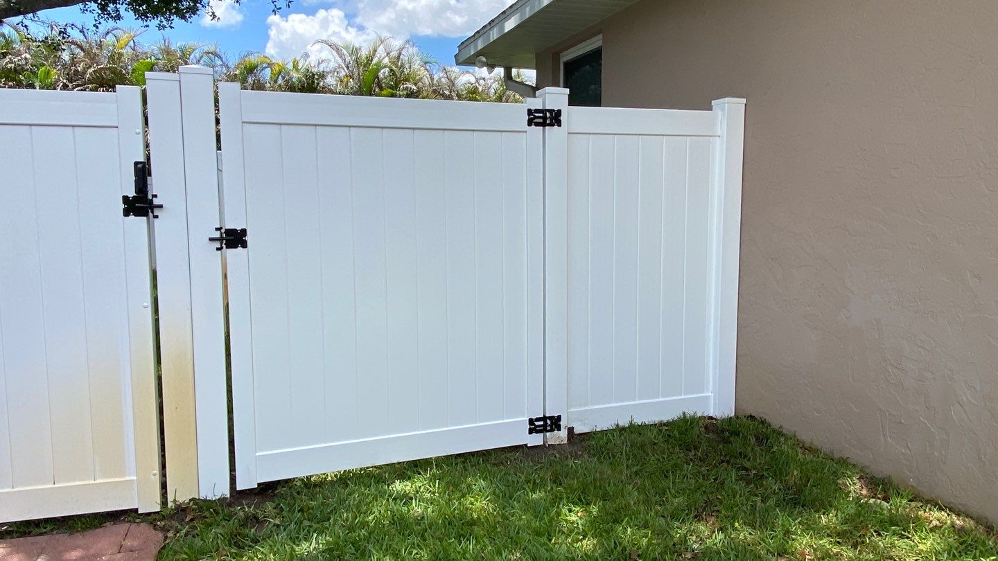 Sarasota, FL 6ft. Tall White Vinyl Privacy Fence  by Asap fence and gates, LLC