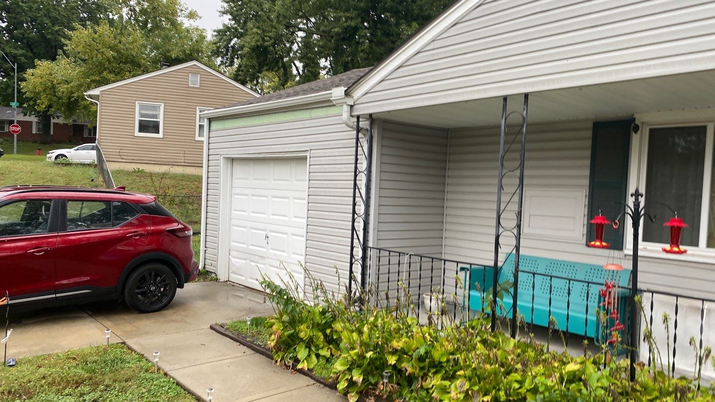 A whole new look for this Gladstone Home by EEC Windows, Siding & Roofing
