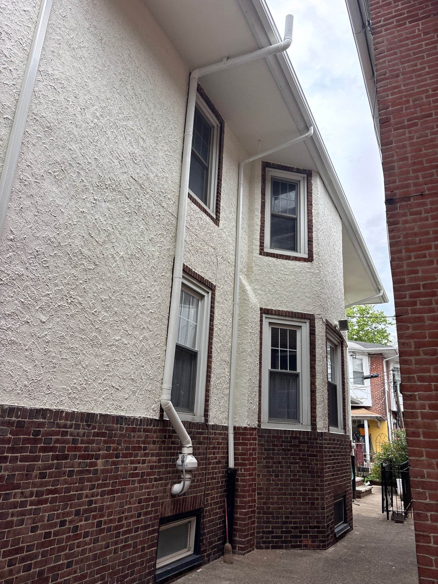 Warm Stucco, Bold Contrast, and a Full Exterior Refresh in South Philly ✨ by Groovy Hues