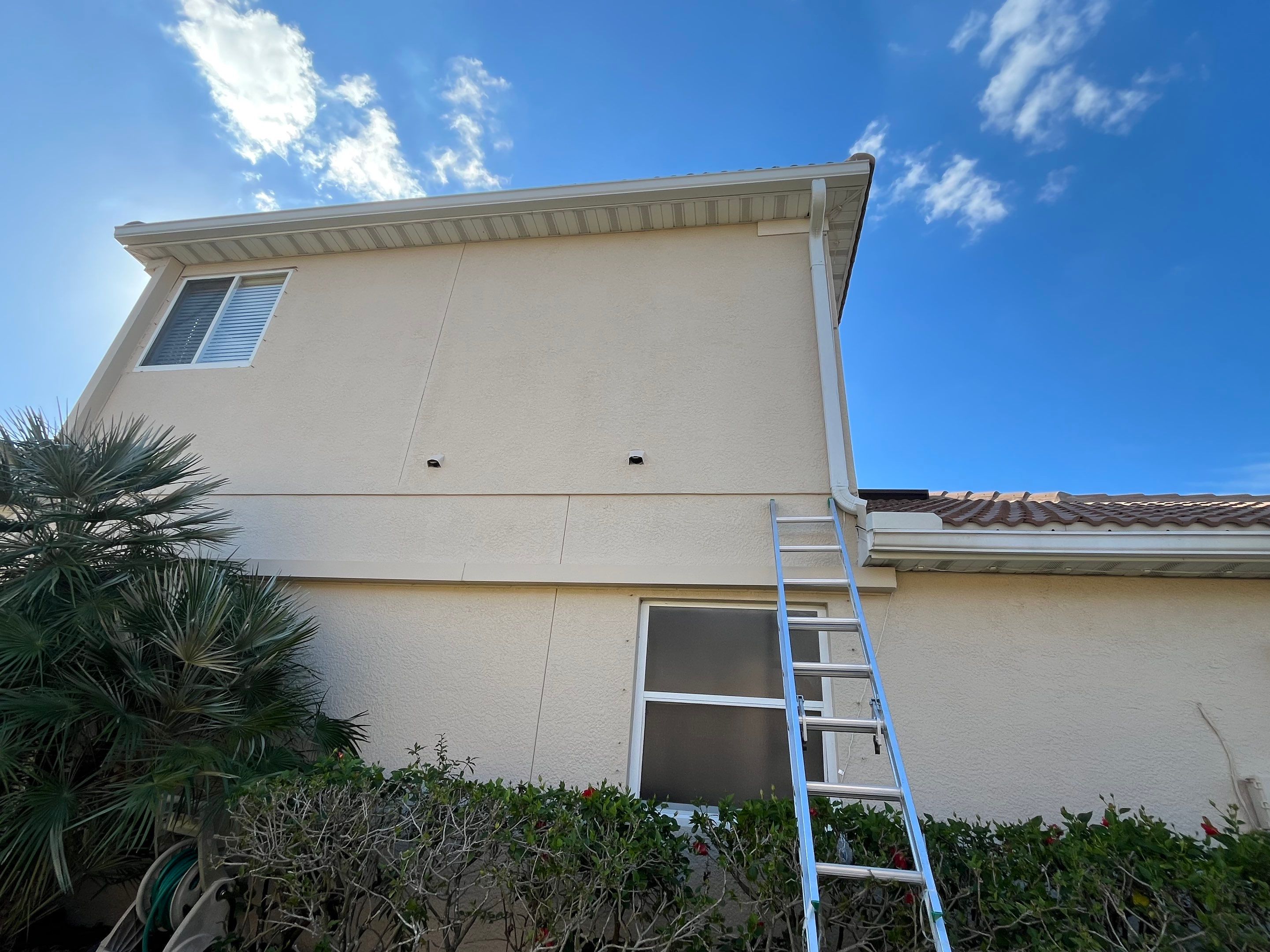 6 Inch Seamless Gutters using White Seamless Gutters in Sarasota FL by Gutter Professors