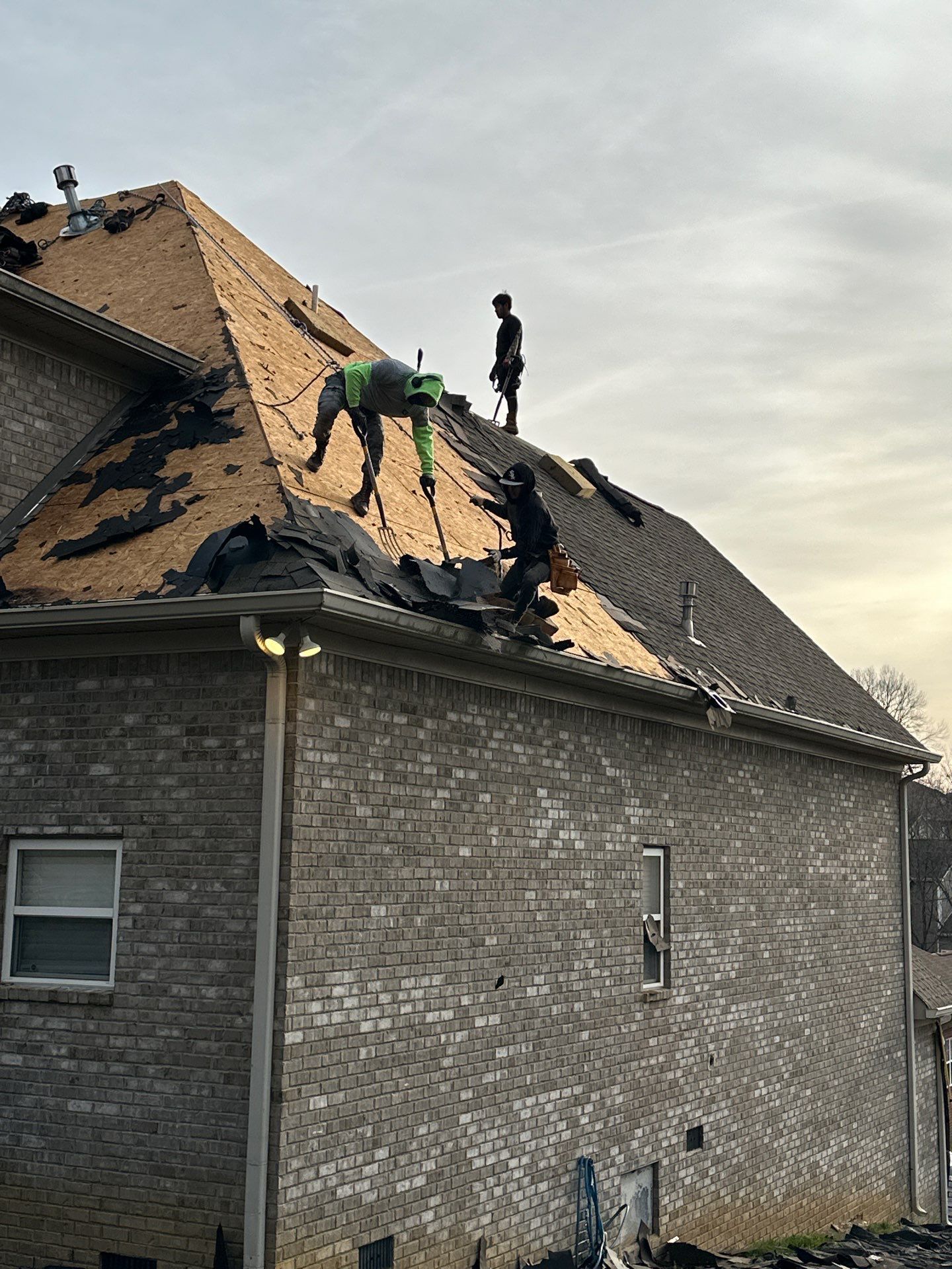 Residential Roofing Installation using Gaf Timberline HDZ Weathered Wood by Undersun Roofing 