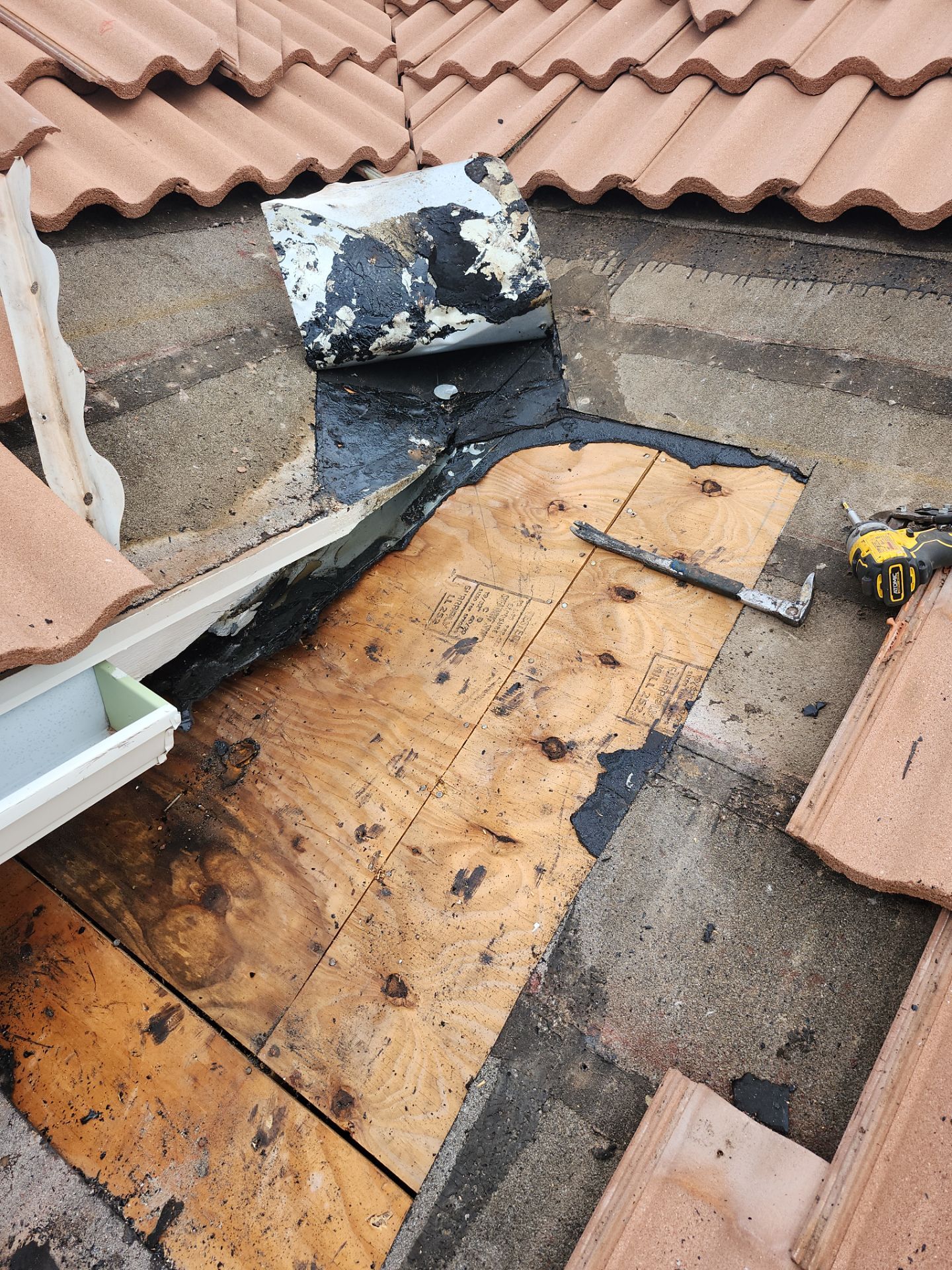 Tile Roof Repair in West Palm Beach – Expert Restoration & Leak Fixing by Aastro Roofing