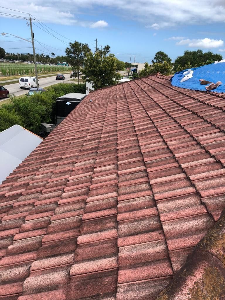 Metal Roof - Galvalume - Charcoal by Istueta Roofing