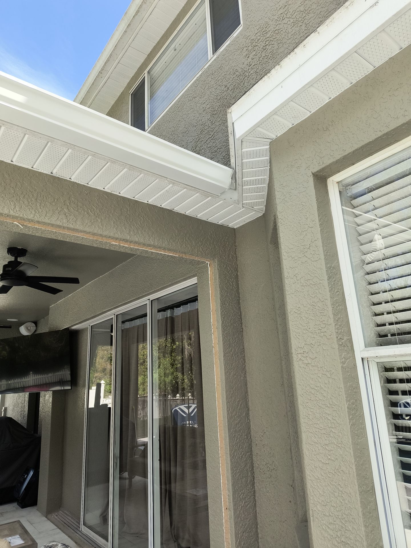 White 6'' Seamless K-style Gutters and Downspouts in Wesley Chapel, FL by Gutter Professors