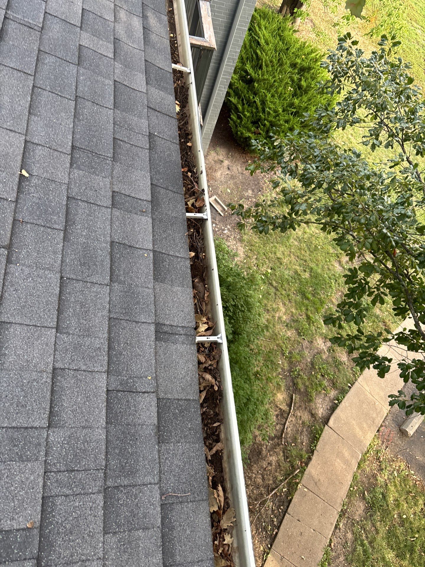 Commercial gutter cleaning Nebraska before photo with filled gutters