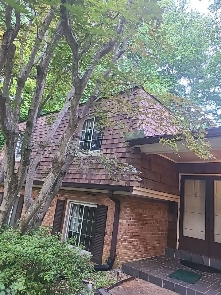 Fairfax Station: CertainTeed Landmark Pro Designer Shingles in Max Def Resawn Shake by RM Banning, Inc.