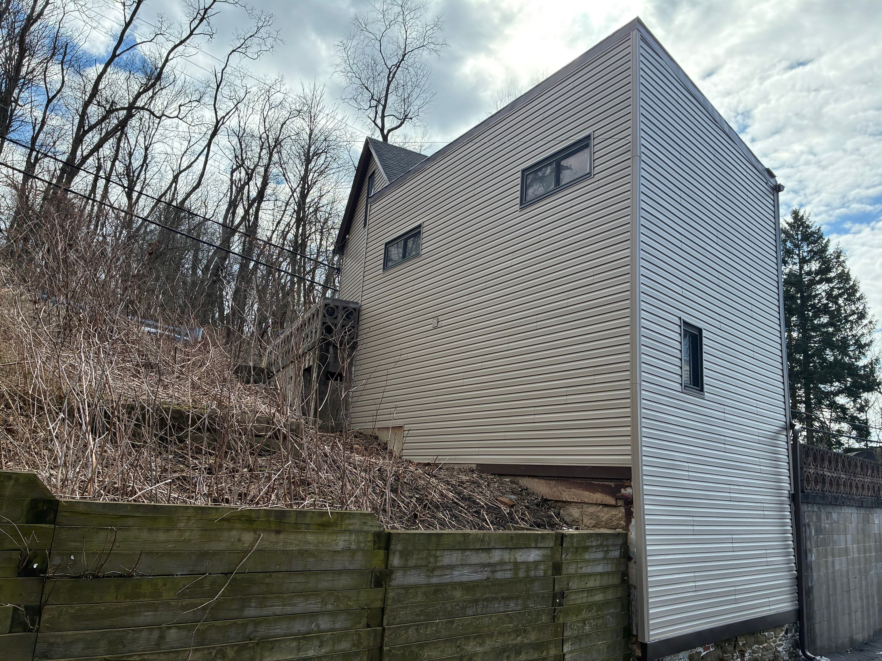 Beautiful Ovation by Mastic Vinyl Siding on the Northside by Ideal Siding Pittsburgh