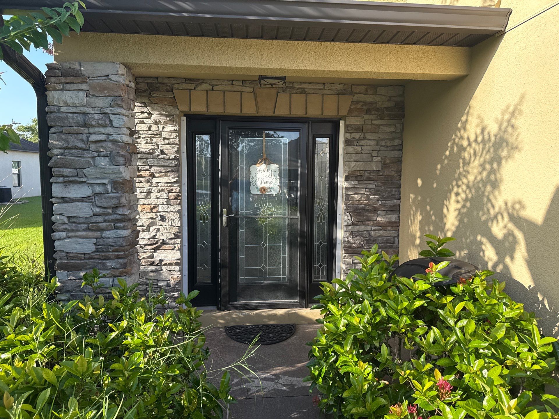2-Story Stucco House Wash & Tan Vinyl Fence Cleaning | Sheffield Glen Palmetto, FL by Sunshine AquaWash