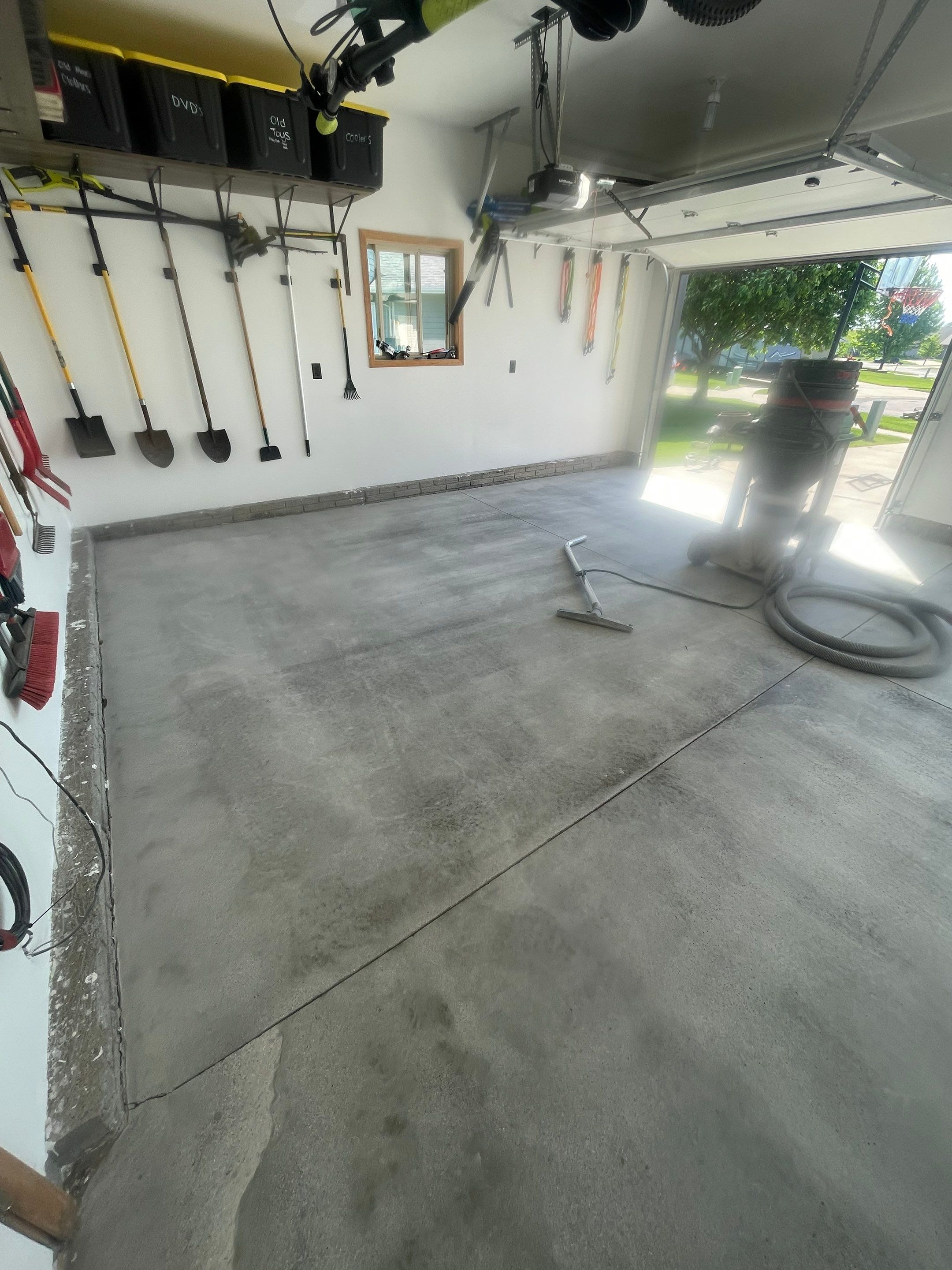 Tidal Wave Flake Garage Floor Installation in Sioux Falls by Select Painting, Coatings & Garage Cabinets