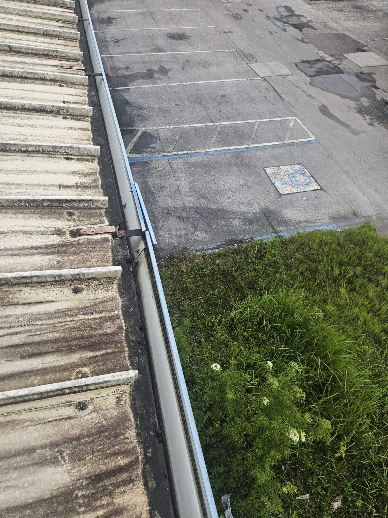 Clean Gutters and Seal Seams in Lakeland FL by Gutter Professors