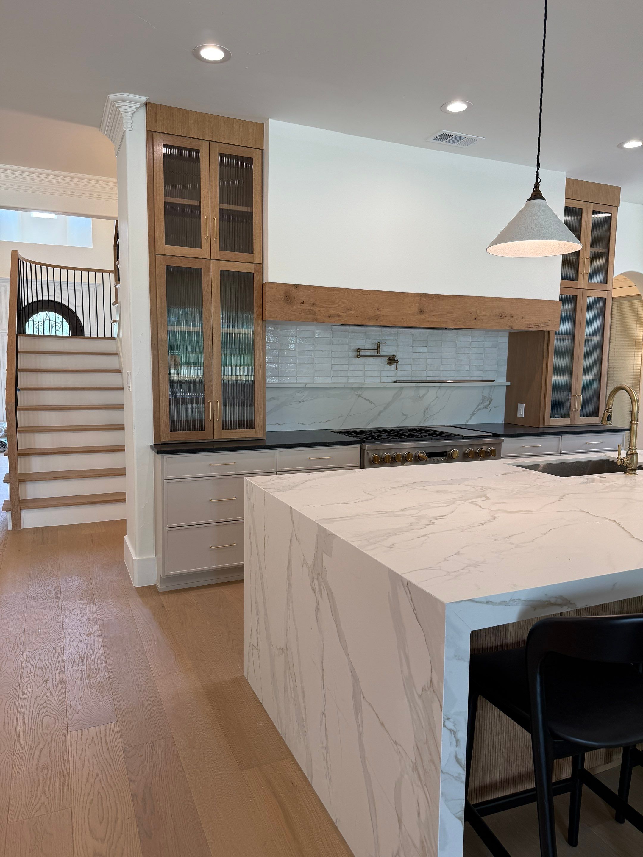 Luxury Remodel in Castle Hills by HOMES BY JAR