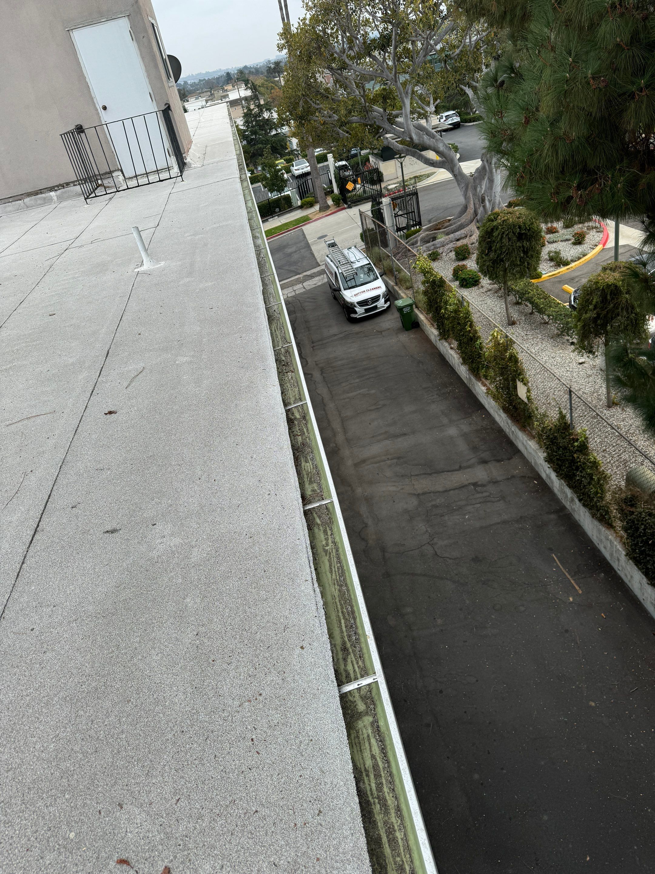 HOA gutter cleaning after photo.