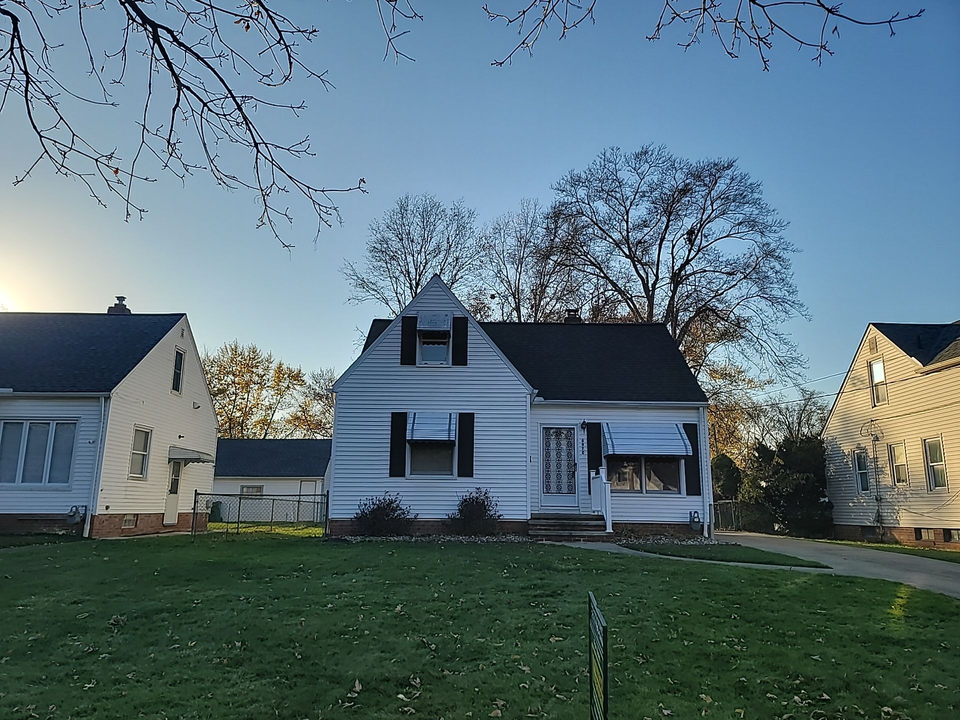 ATLAS PINNACLE COLOR: BLACK SHADOW DRIP EDGE: WHITE by Eagle Eye Roofing