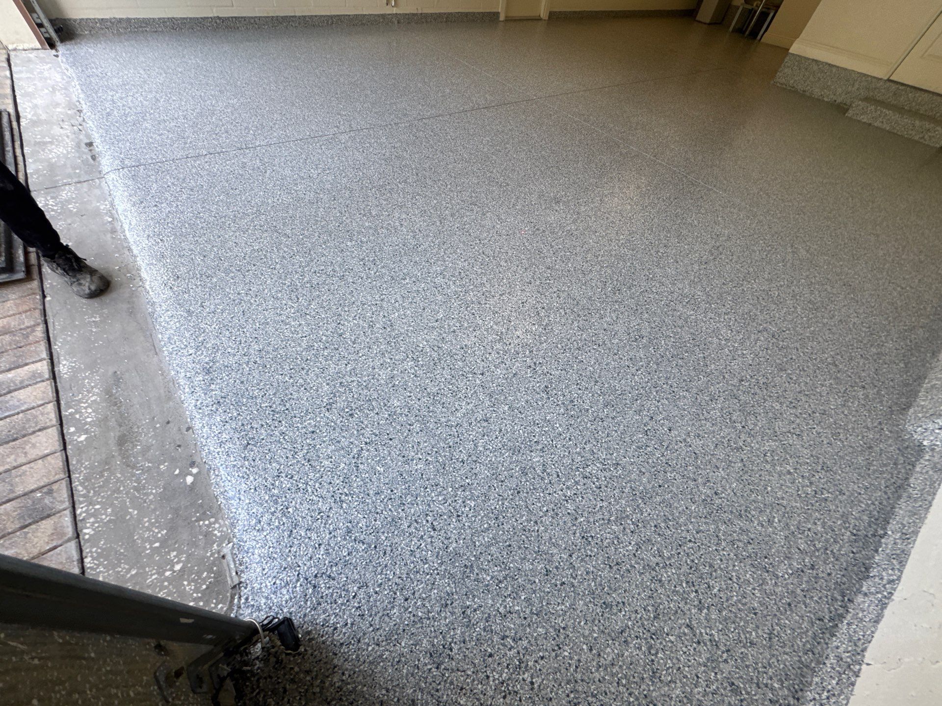 Tidal Wave Flake with Custom Seamless Stem Walls by Performance Floors & Coating