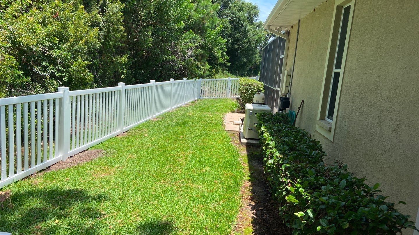 Bradenton, FL Vinyl Picket Fence Installation using White Vinyl Picket Fence by Asap fence and gates, LLC