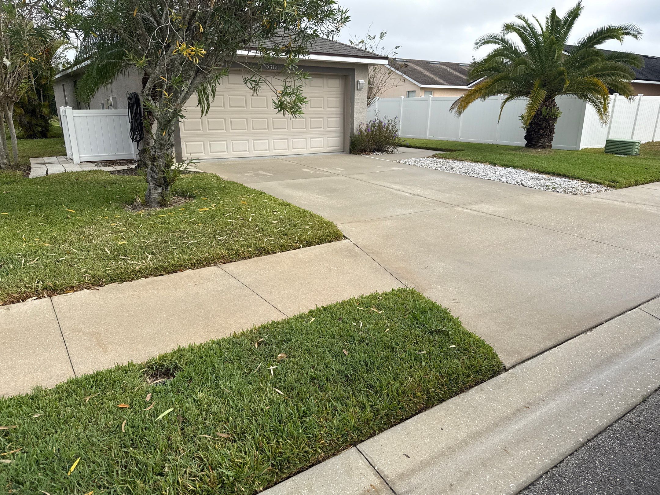 Vinyl Fence Cleaning, Driveway & Sidewalk Cleaning in Crystal Lakes – Palmetto, FL by Sunshine AquaWash