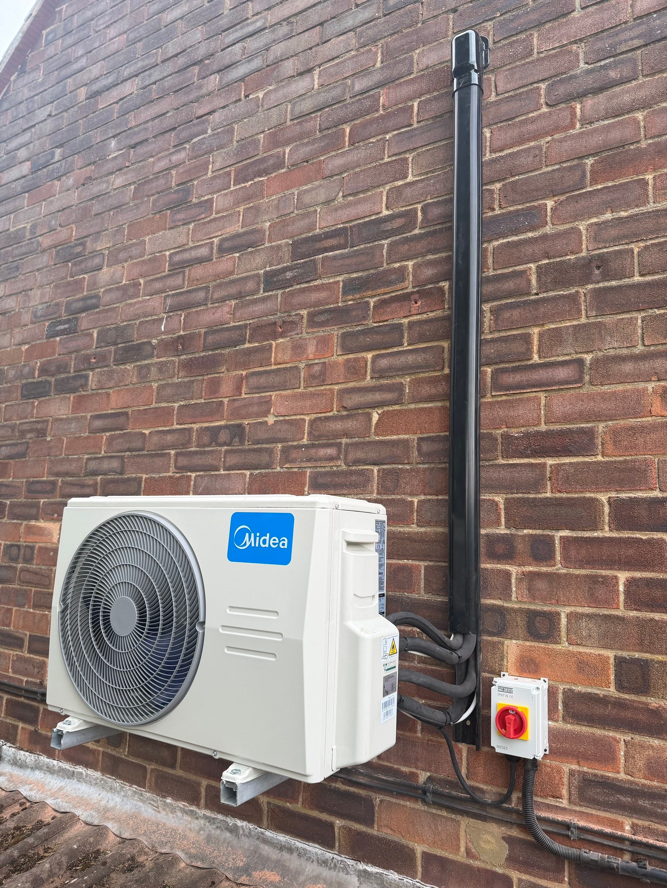 βοΈ Cool, Clean and Clever β Midea Multi-Split Air Conditioning Installed in Brigg π‘β‘ by Elite Services Group Ltd