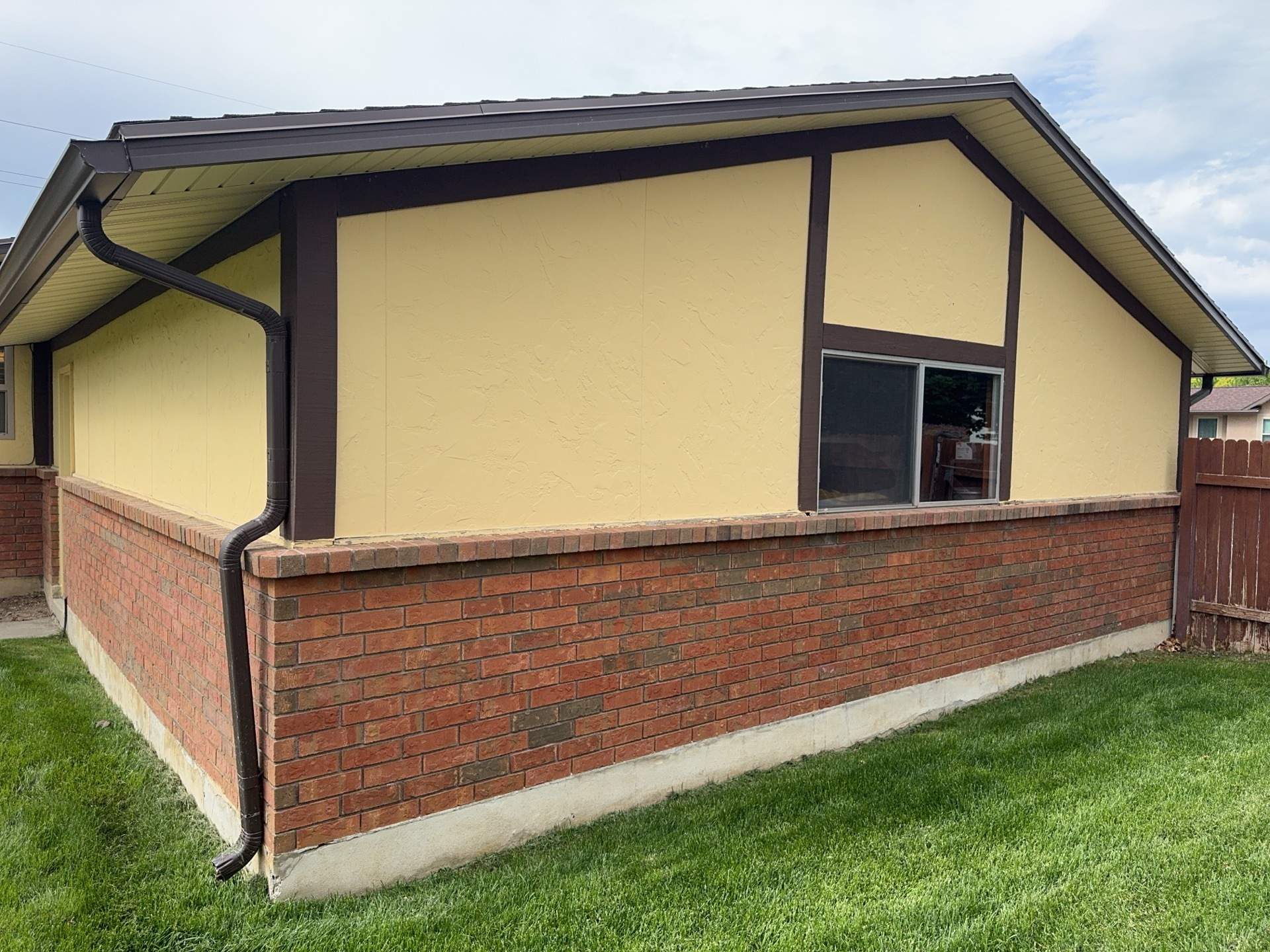 Orem | Hardie B&B and Lap Siding | Cobble Stone & Arctic White by Ideal Siding Utah