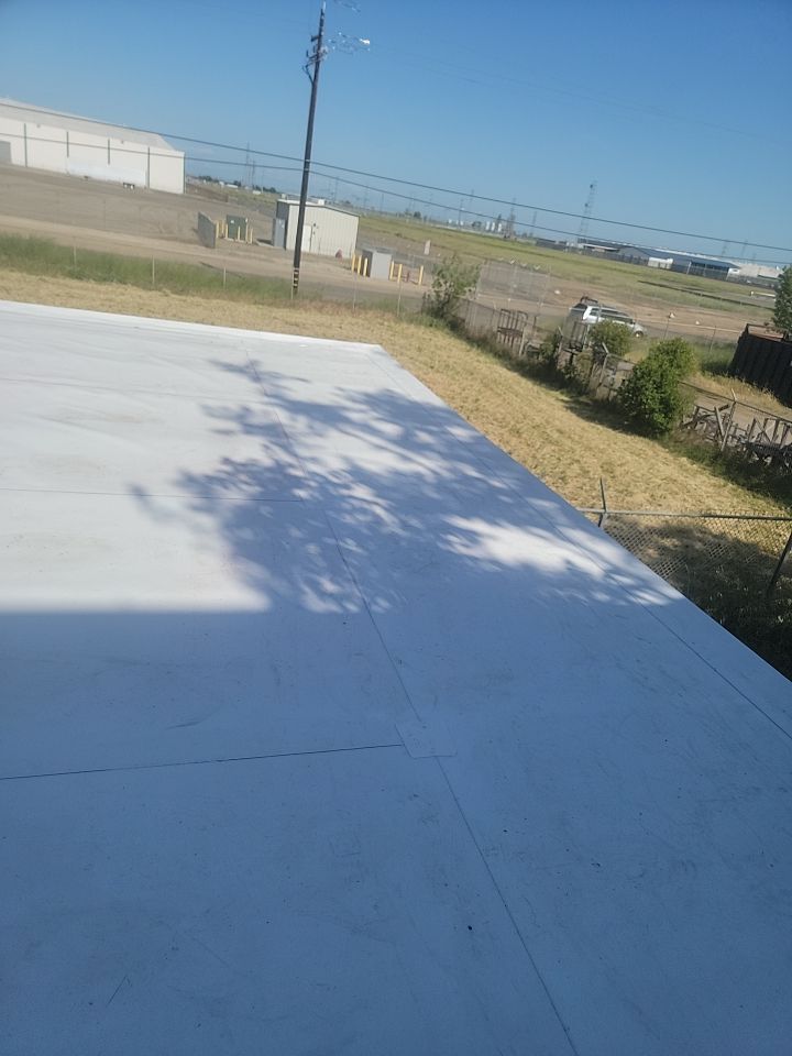 TPO single-ply roofing system using GAF by Straight Edge Roofing Inc