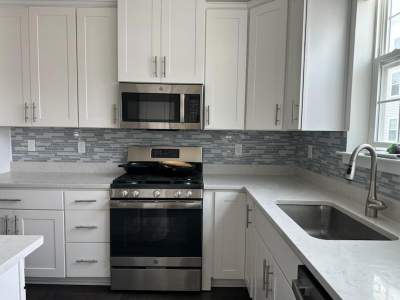 Another beautiful glass kitchen backsplash in new Townhouse