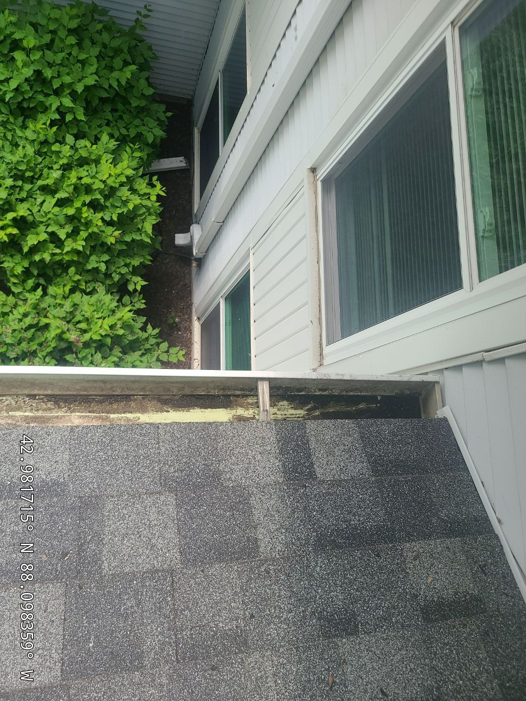 HOA gutter cleaning after photo.