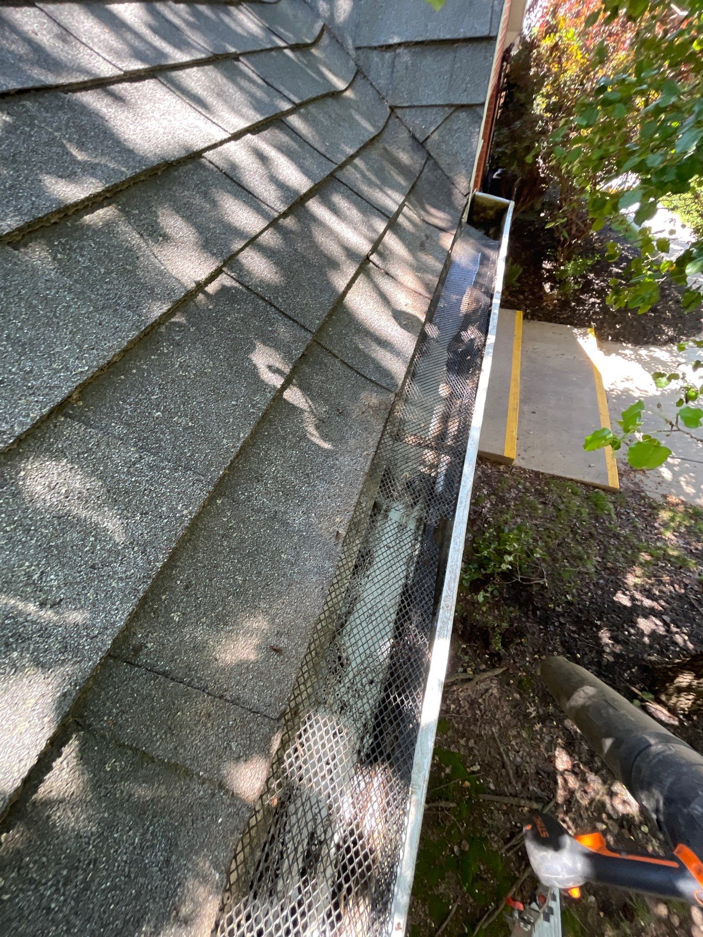 Commercial gutter cleaning Missouri  after photo with clean gutters