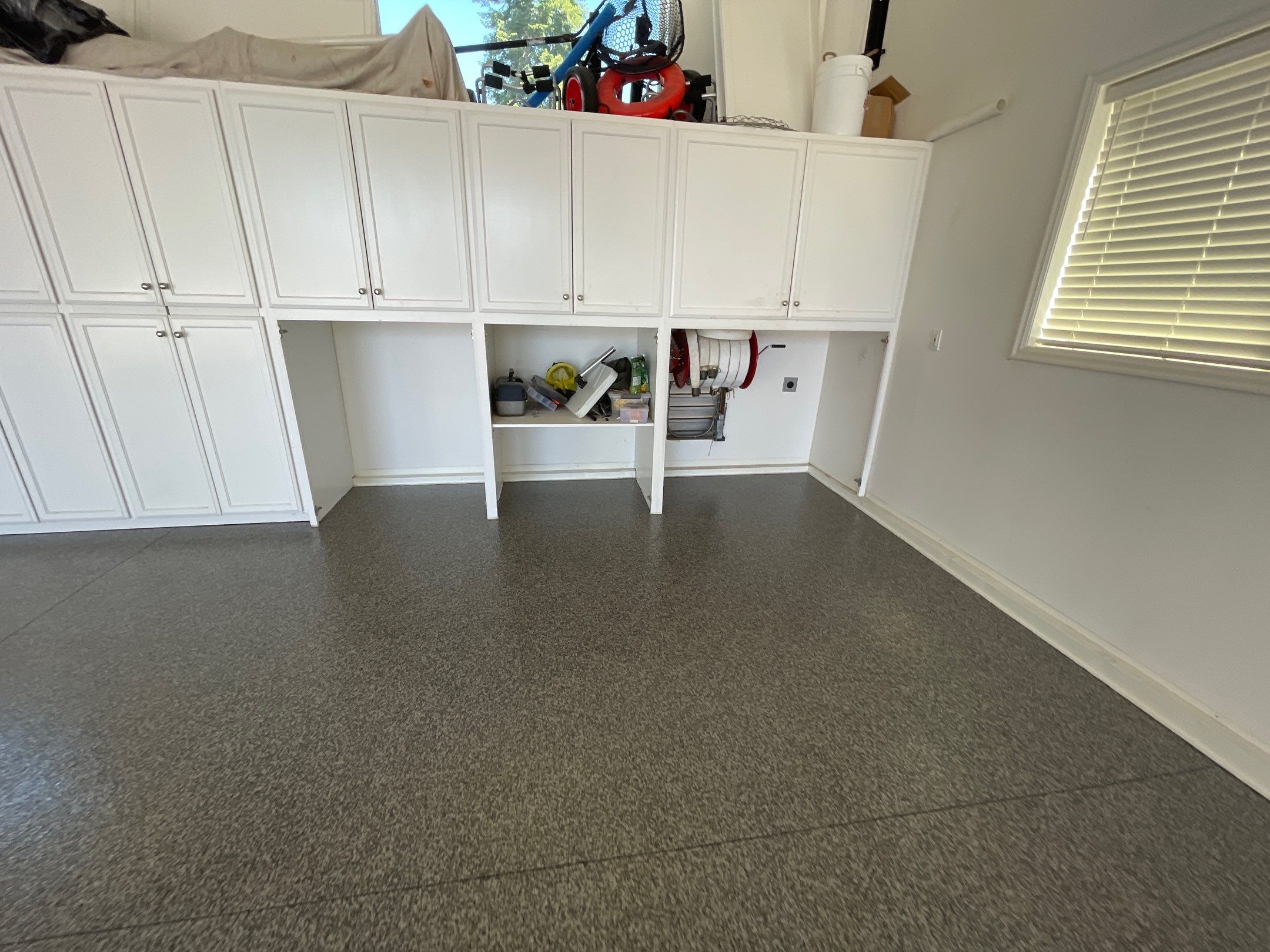 Garage Transformation using Echo 1/4" Chip by Croc Coatings, LLC