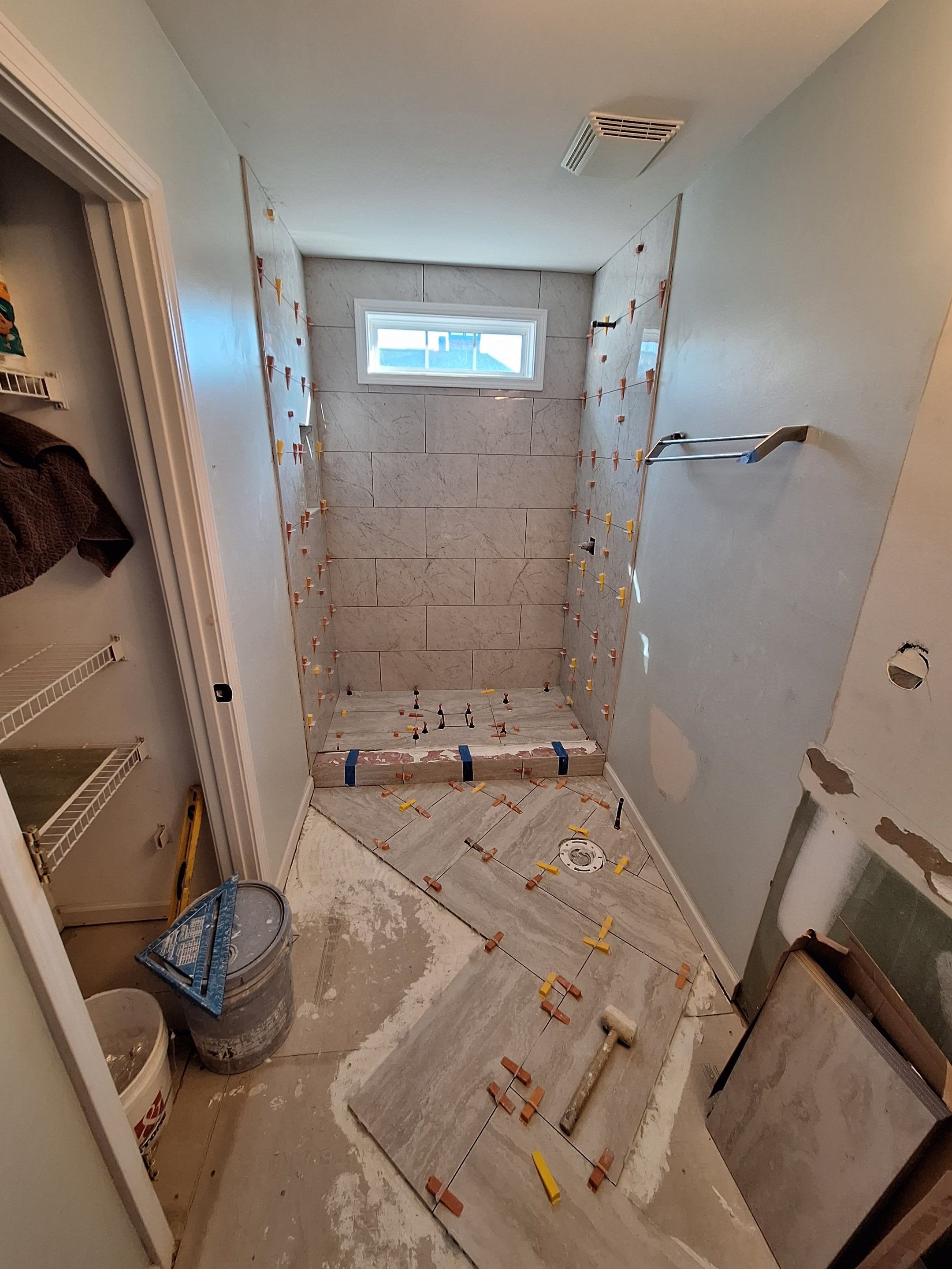 Two bathrooms renovation (hallway and master bathroom) by Prudencio