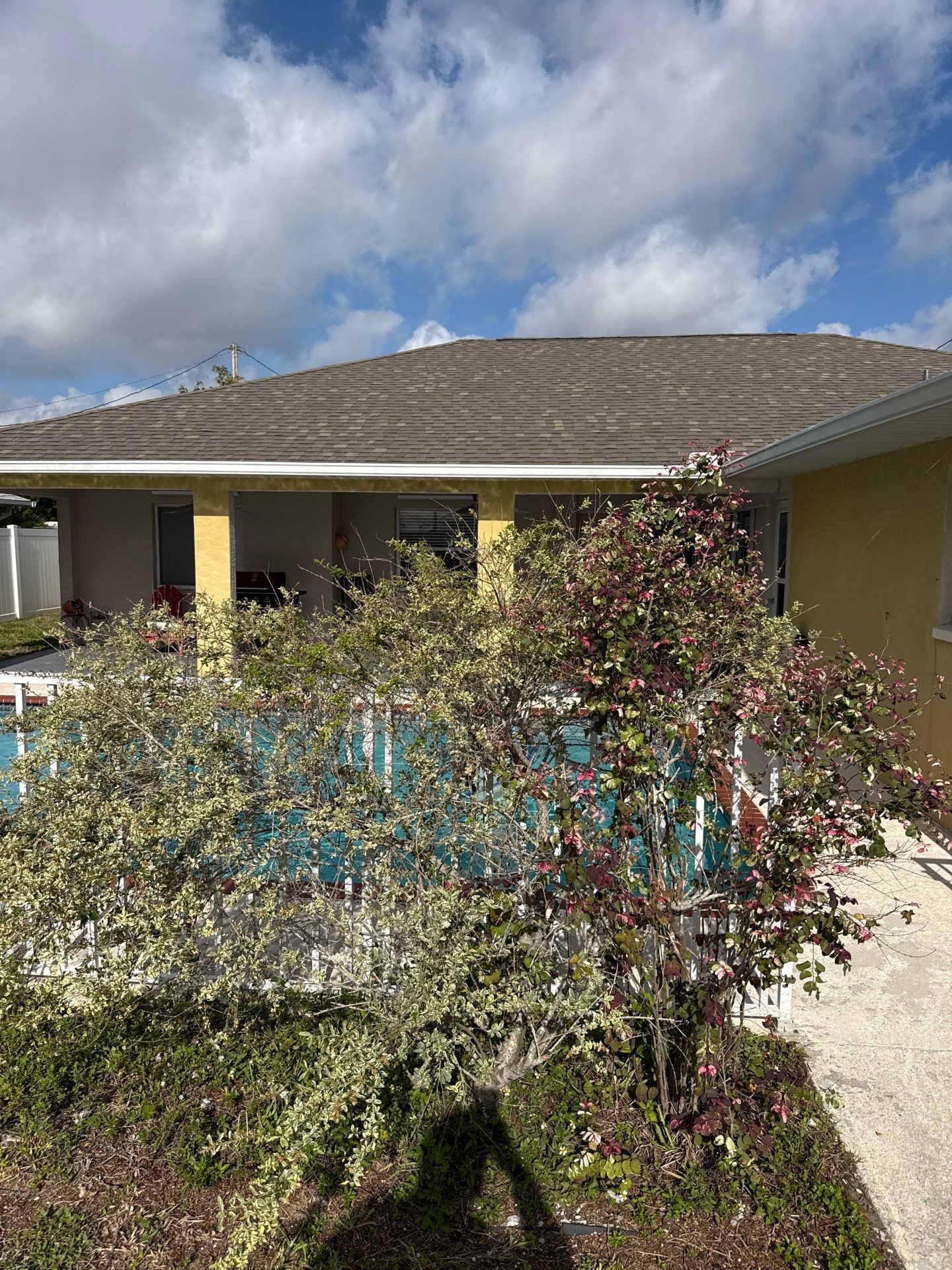 6 Inch Seamless Gutters using White Seamless Gutters in Cape Coral FL by Gutter Professors