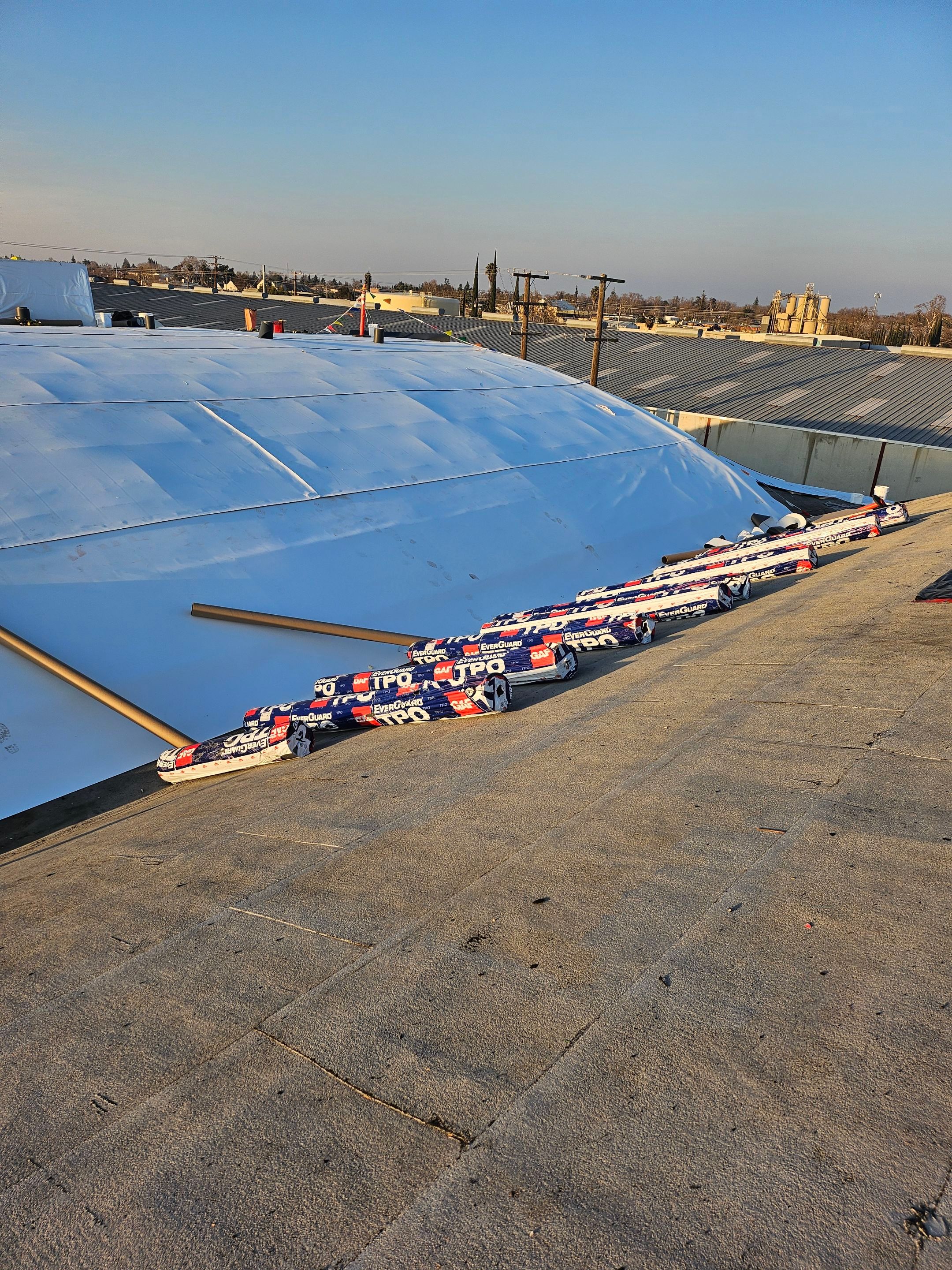 TPO single-ply roofing system using GAF Single-ply TPO 60 mil with 1.5 inch ISO board insulation by Straight Edge Roofing Inc