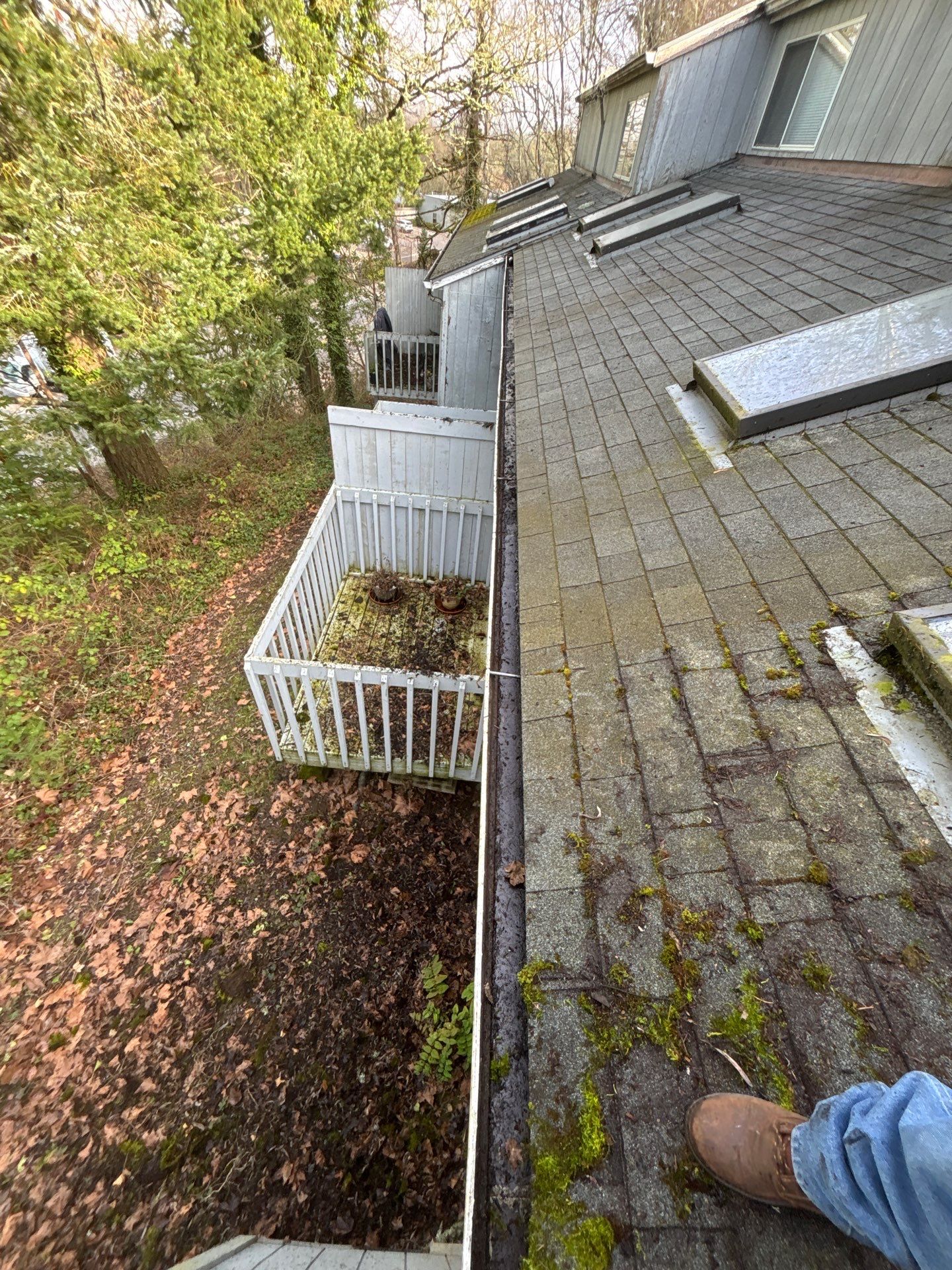 Commercial gutter cleaning Salem, OR after photo with clean gutters
