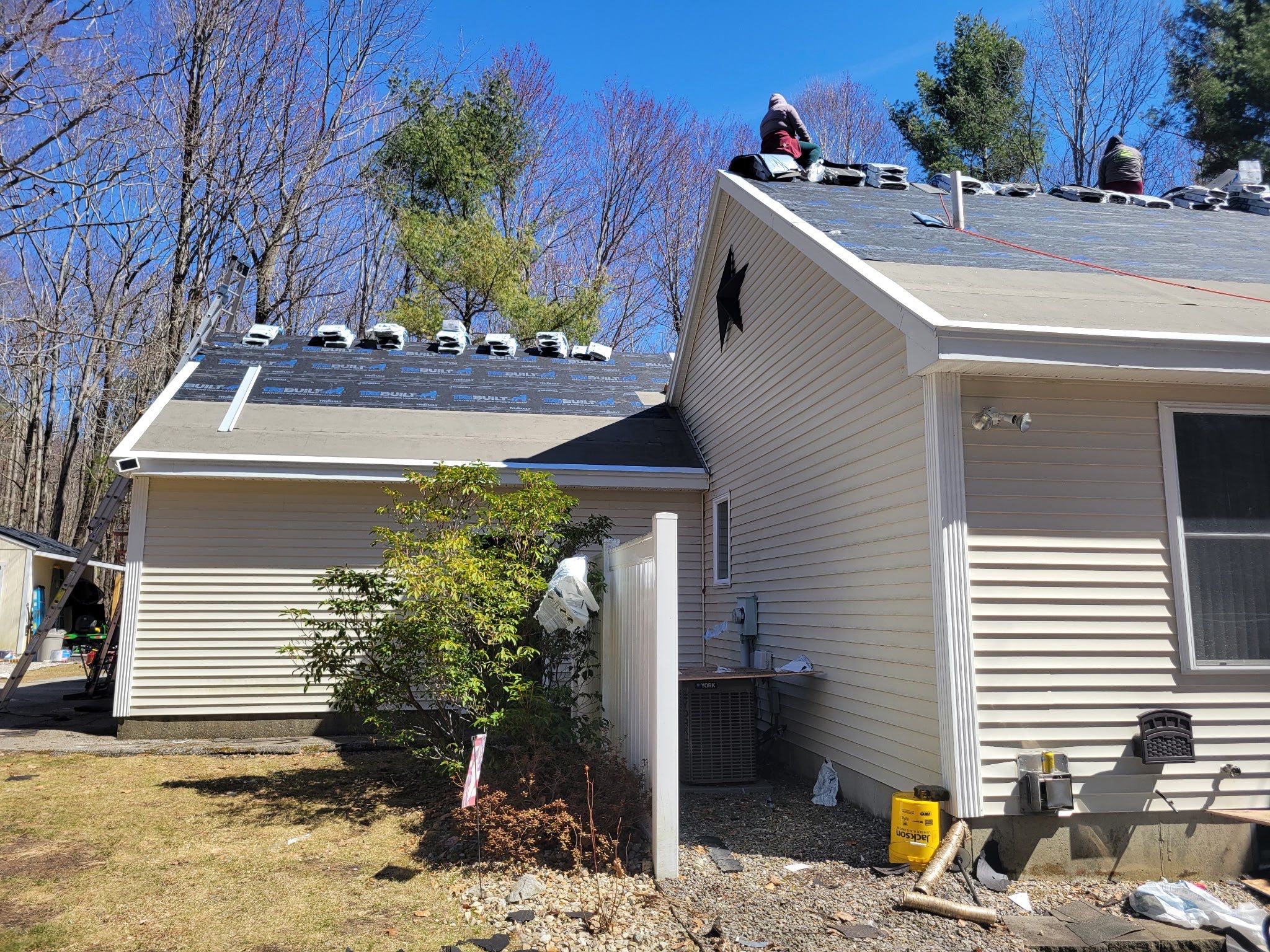 Vinyl Siding and Asphalt Roofing Replacement in Deerfield by Tall pine roofing