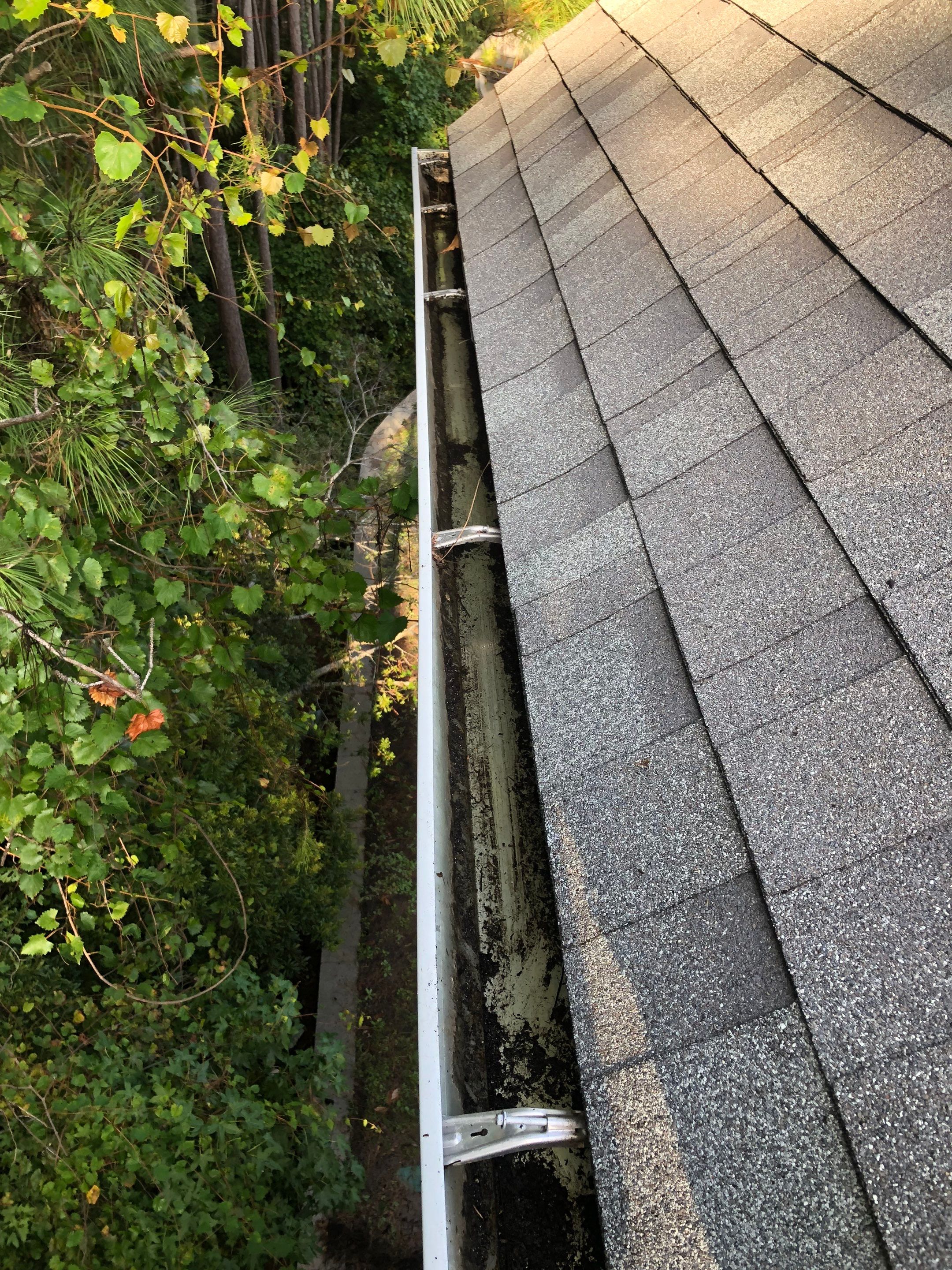 Commercial gutter cleaning Myrtle Beach after photo with clean gutters