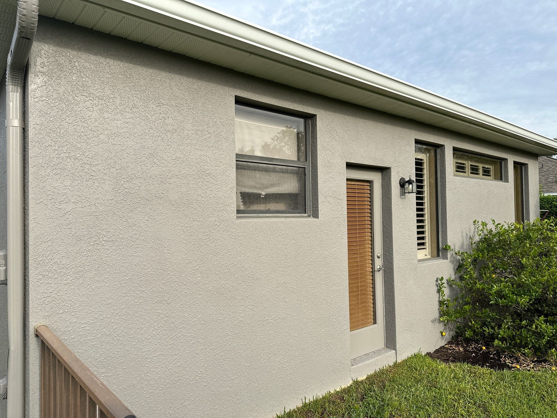 House Wash, Lanai Cleaning, and Driveway Cleaning by Sunshine AquaWash