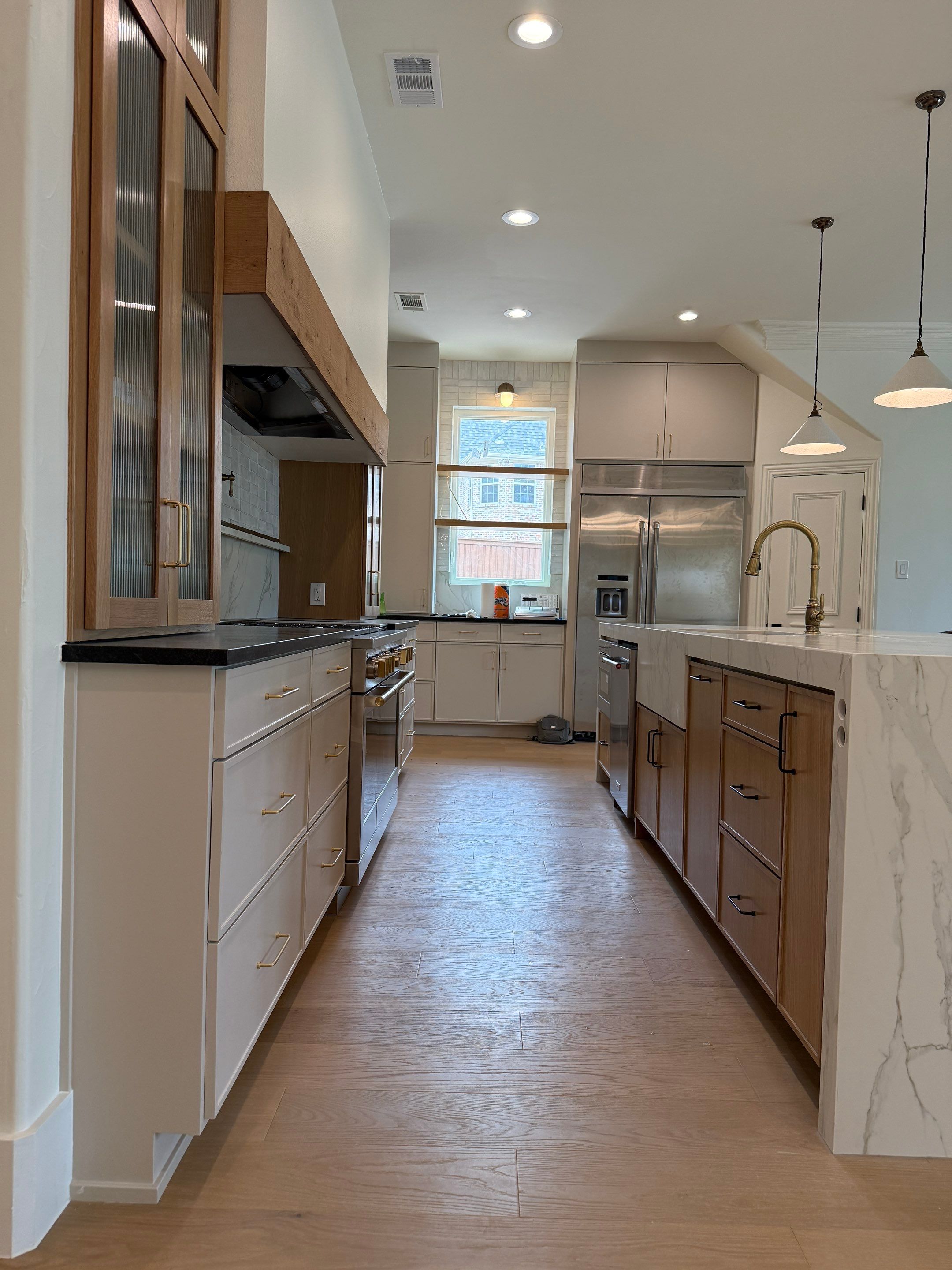 Luxury Remodel in Castle Hills by HOMES BY JAR