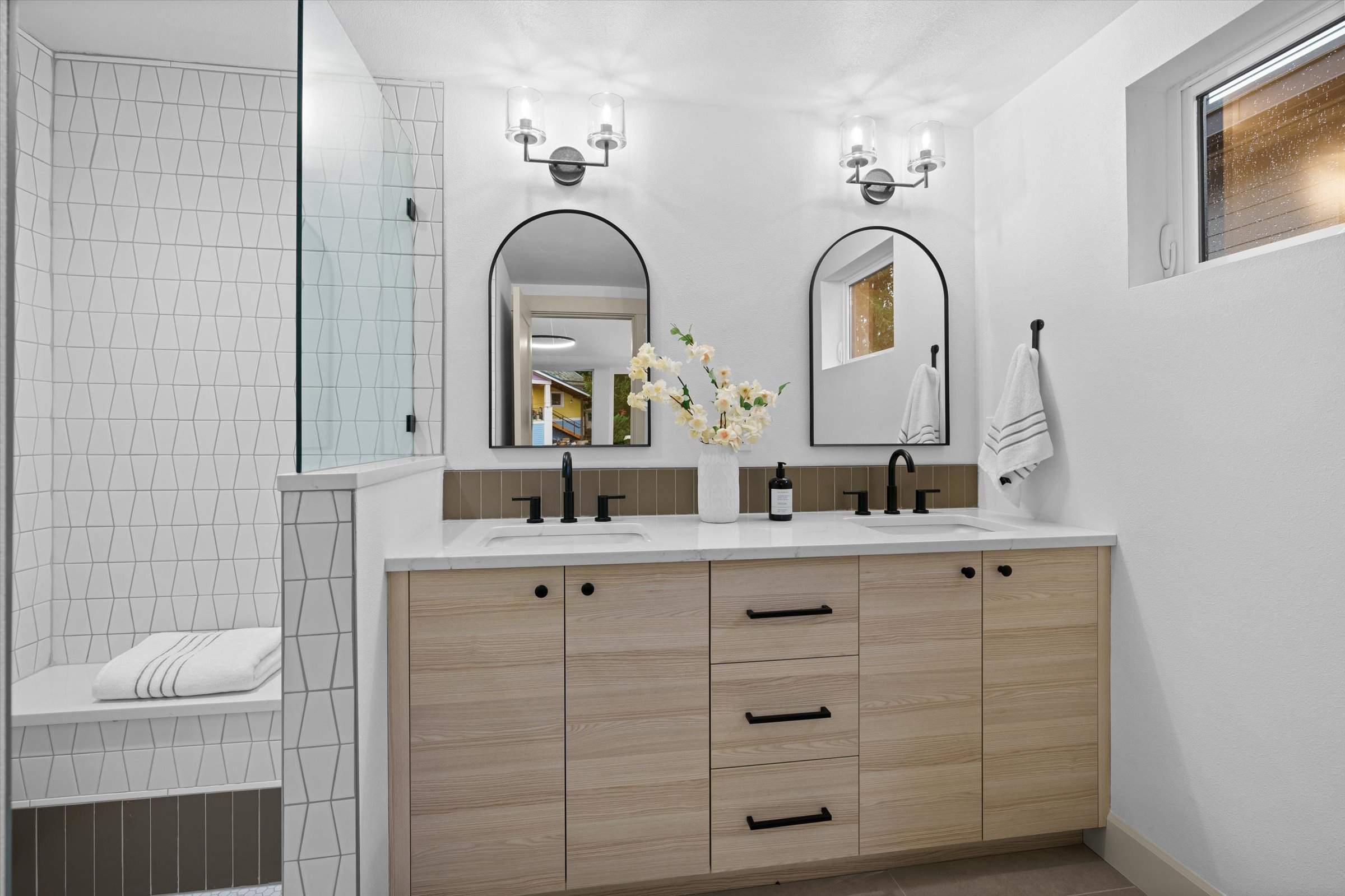 Maple Leaf 6-unit new construction by LinMak Construction