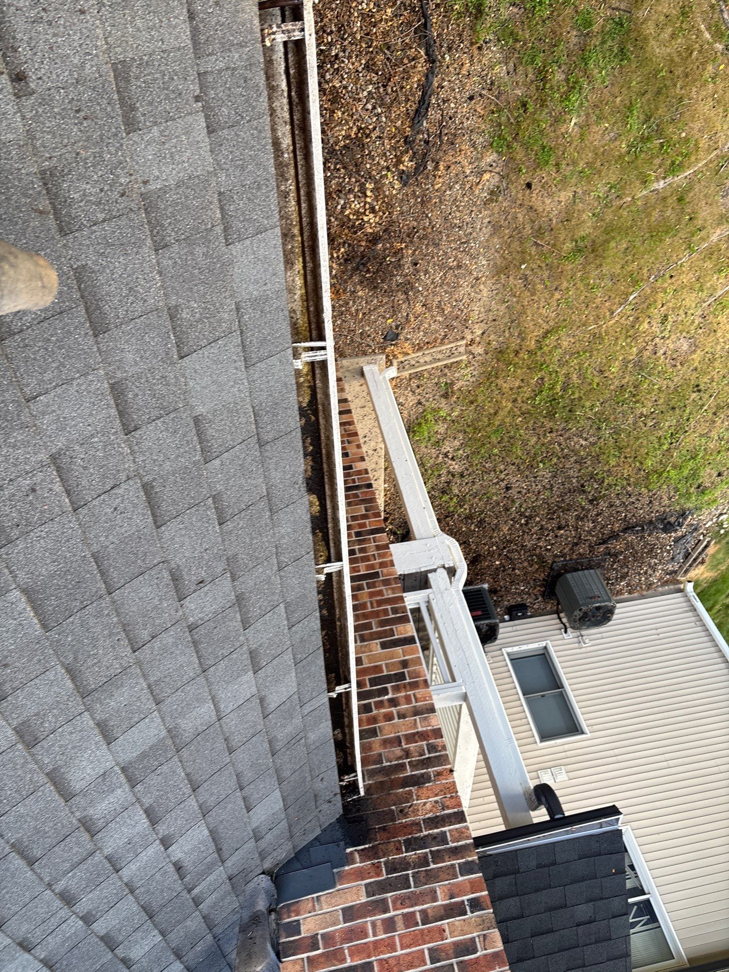 Commercial gutter cleaning Des Moines after photo with clean gutters