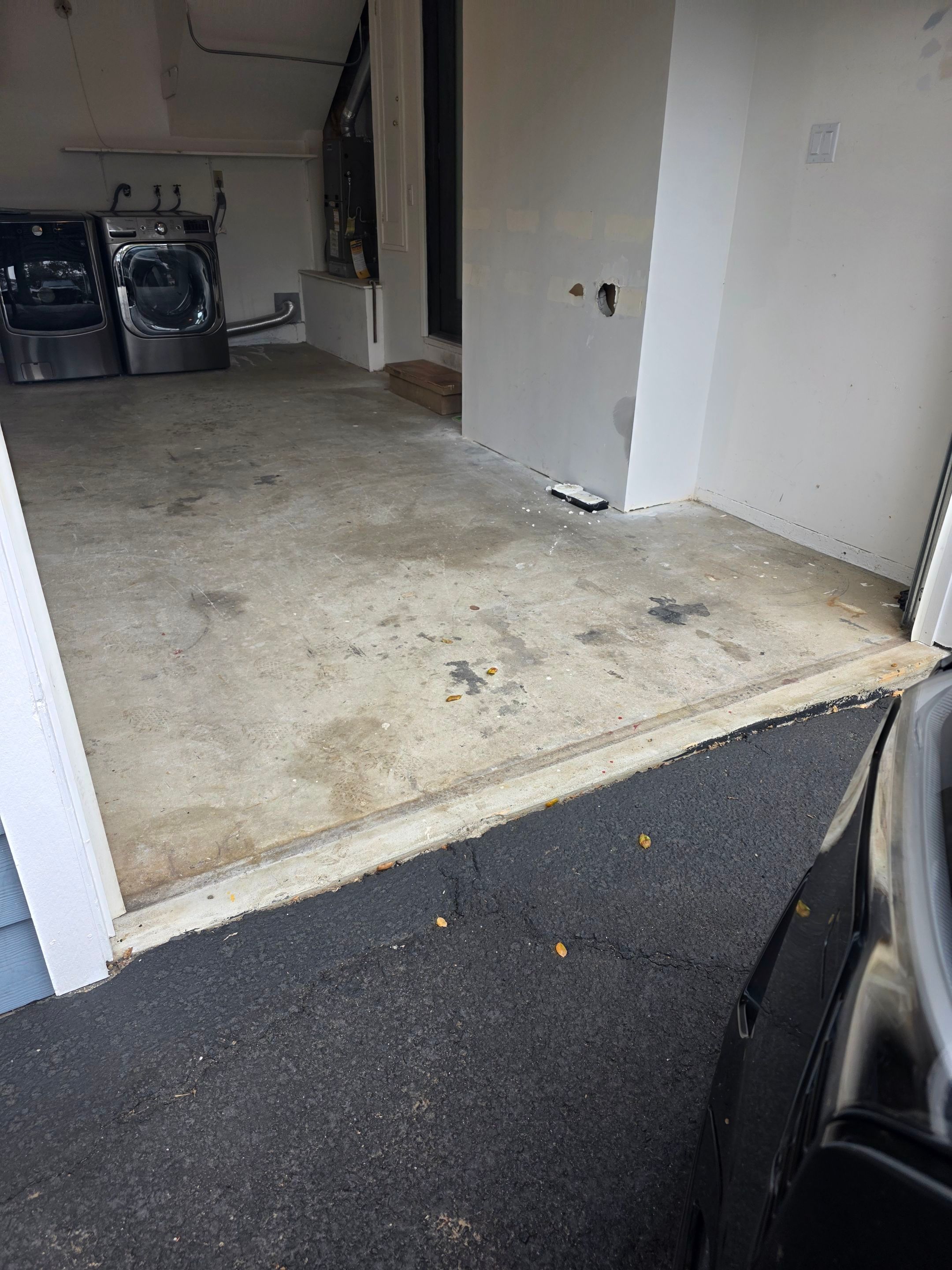 Polyurea Garage Floor Coating with Simiron Wombat Chip Finish by MGP Coatings