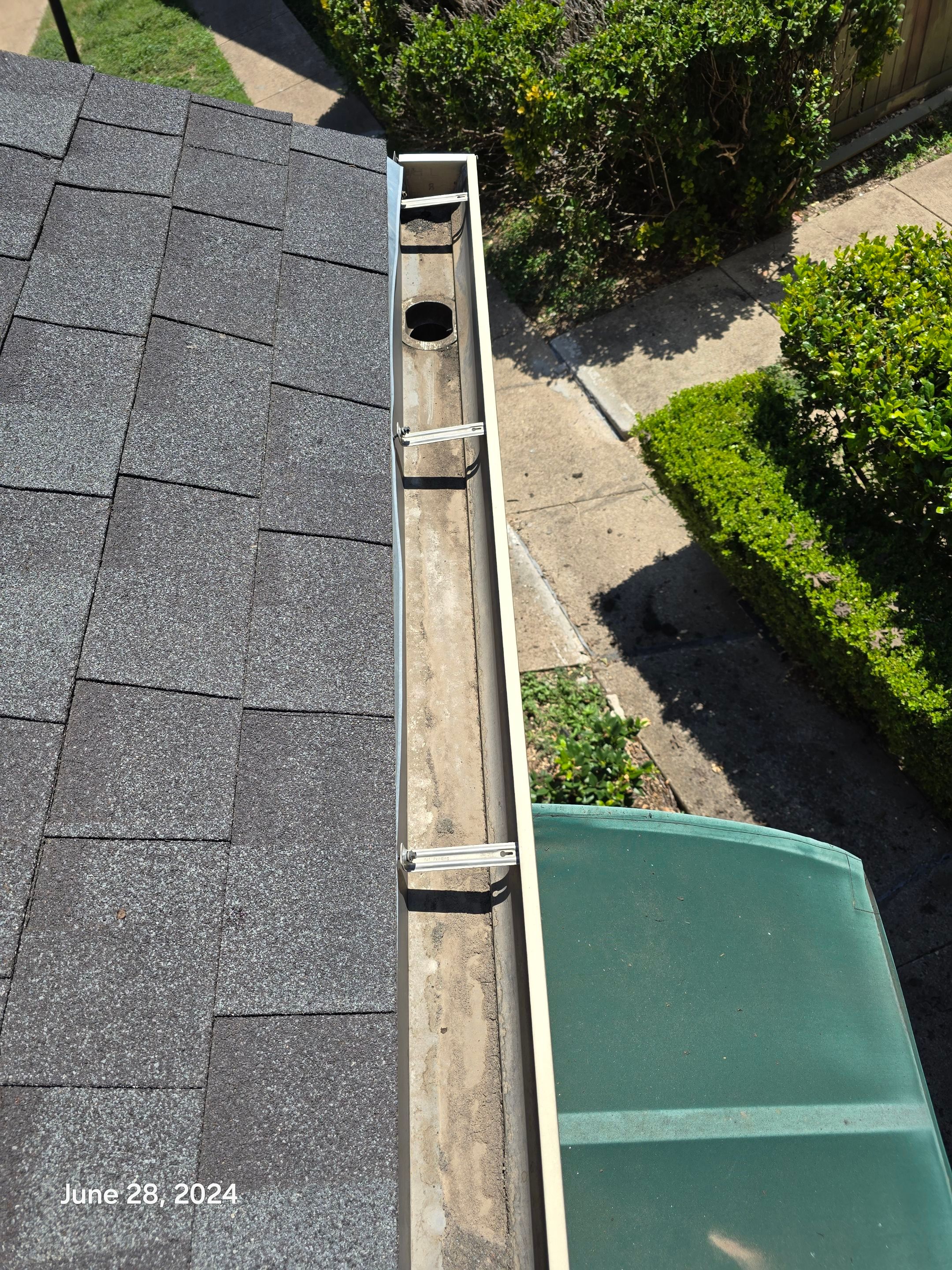 Commercial gutter cleaning Waco, TX after photo with clean gutters