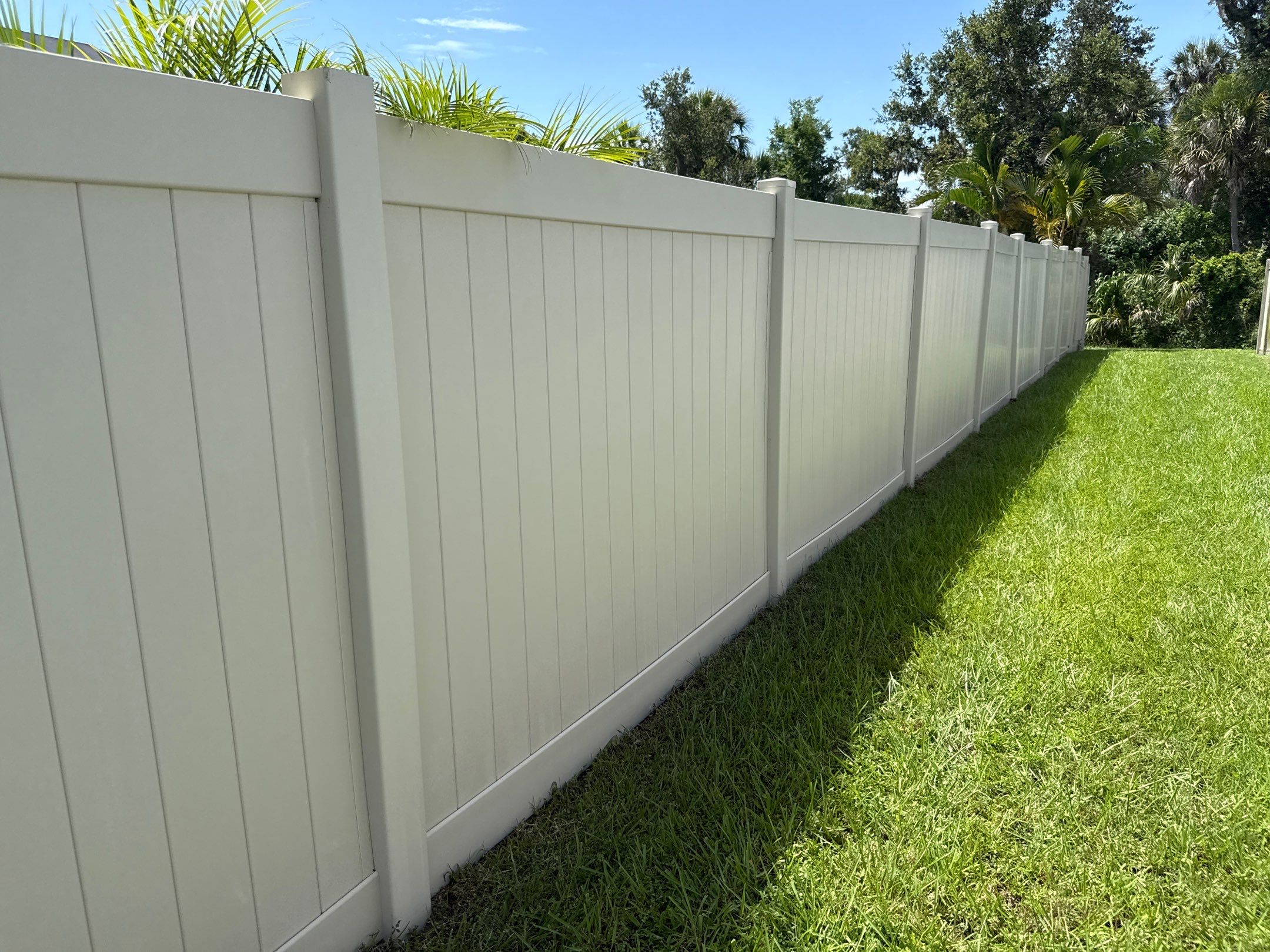 2-Story Stucco House Wash & Tan Vinyl Fence Cleaning | Sheffield Glen Palmetto, FL by Sunshine AquaWash