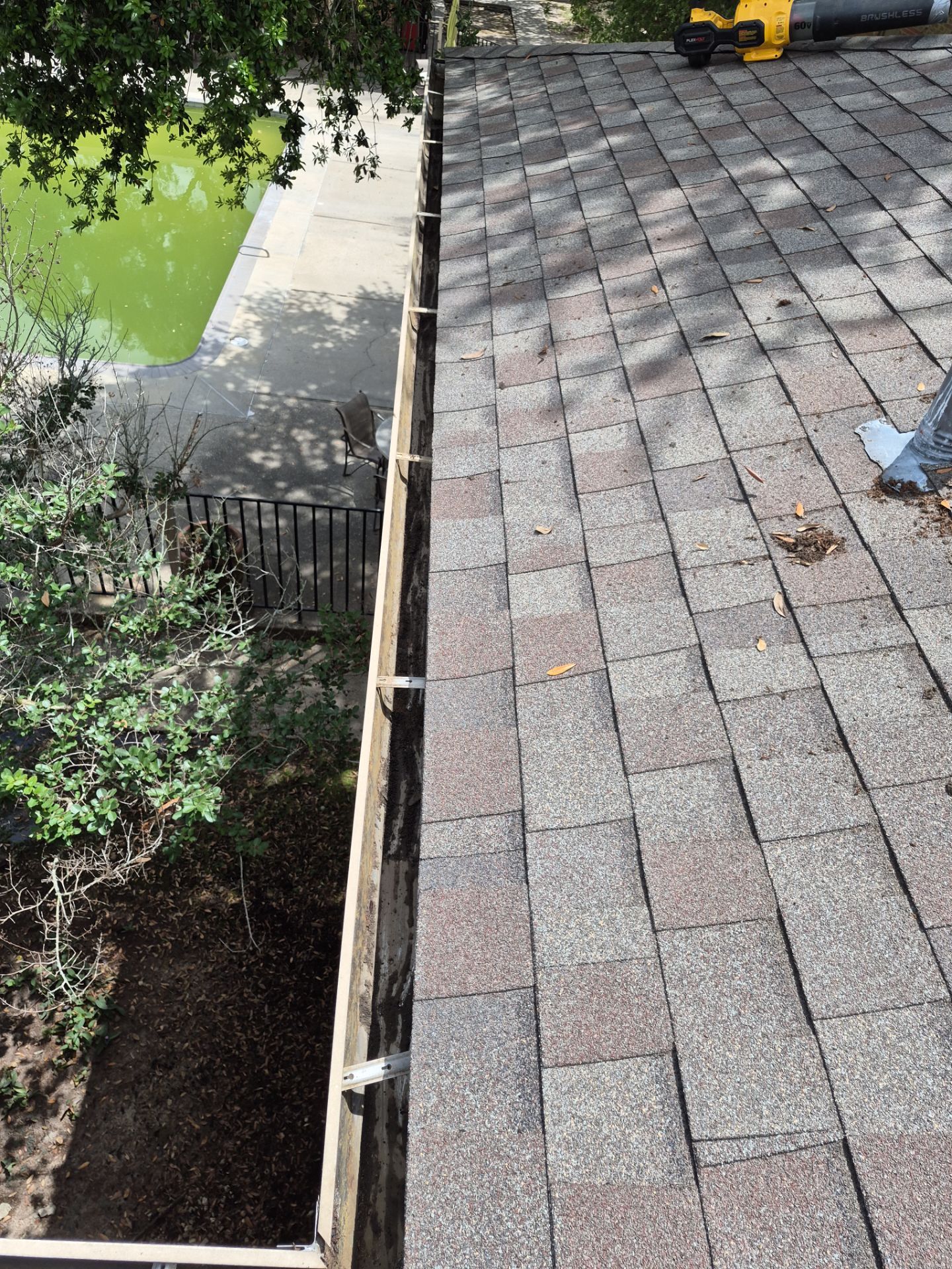 Commercial gutter cleaning Shreveport, LA after photo with clean gutters