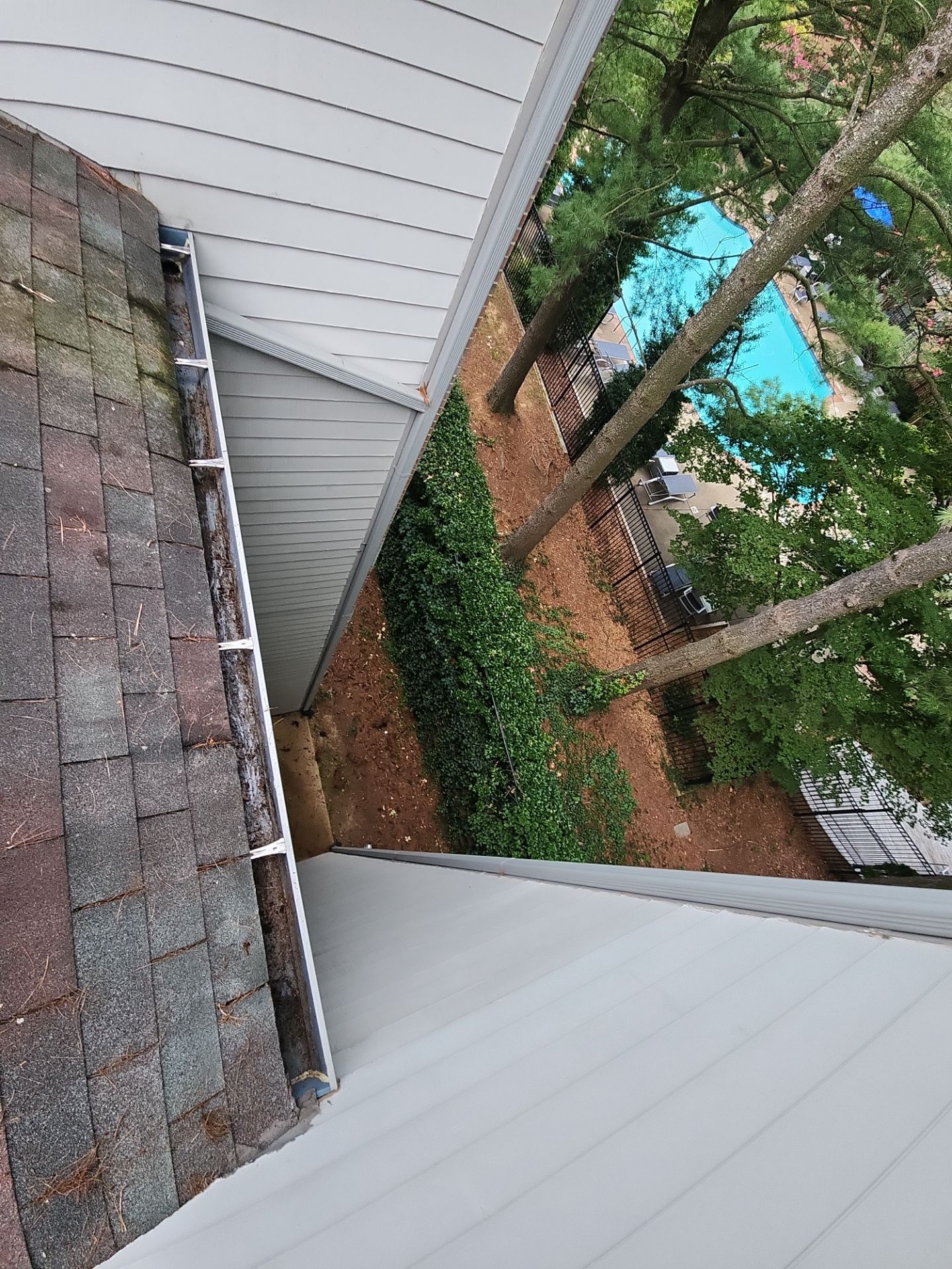 Commercial gutter cleaning Rockville & Bethesda, MD after photo with clean gutters