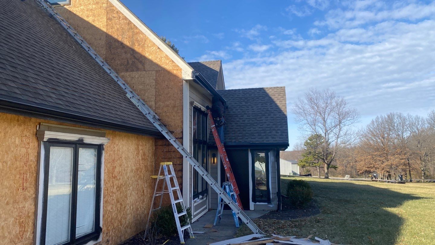 Siding Installation using Craneboard in Liberty Mo  by EEC  Windows, Siding & Roofing 