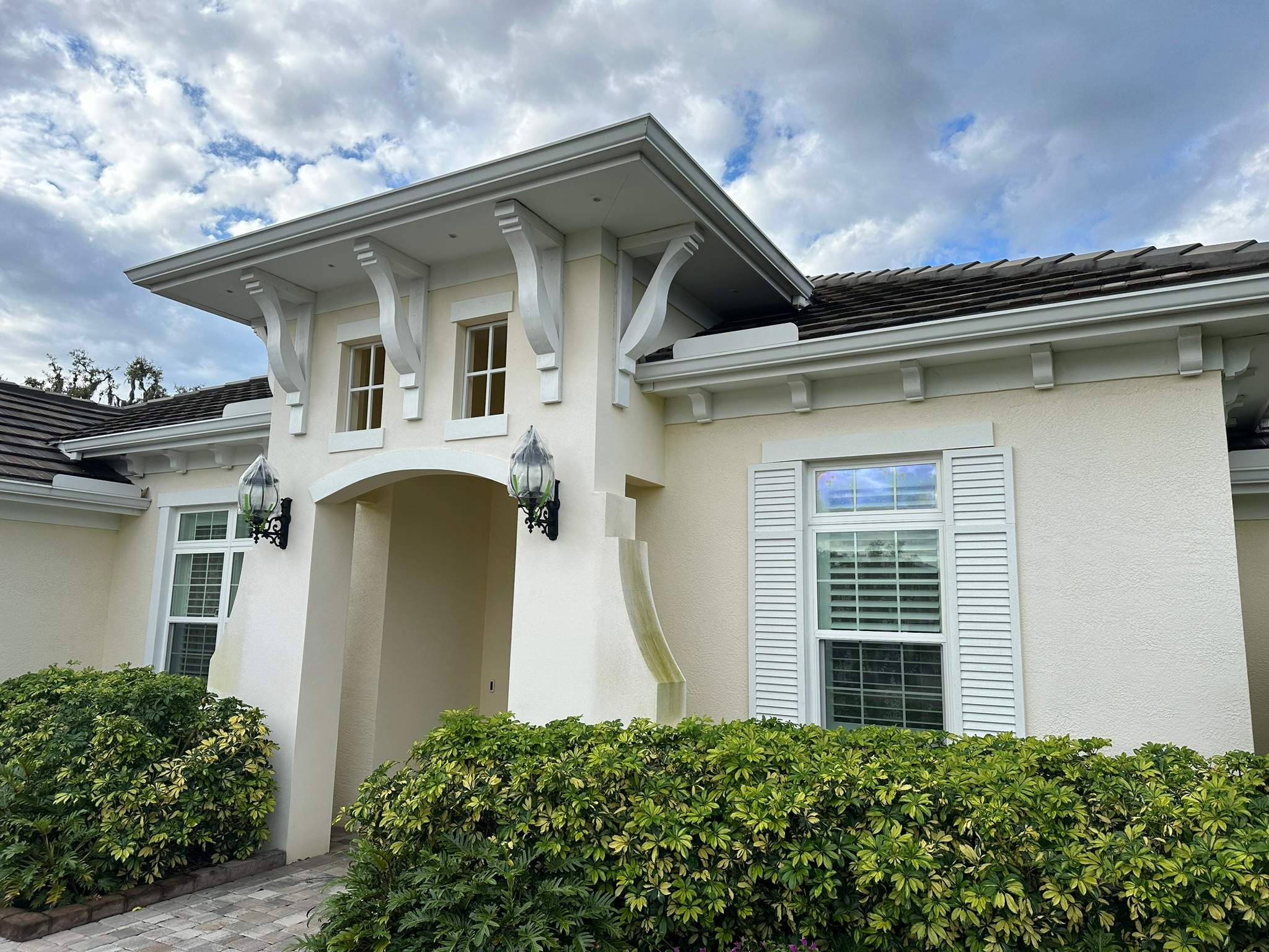 House Wash & Pool Screen Enclosure Cleaning in Winding River Community, Bradenton, FL | Sunshine AquaWash by Sunshine AquaWash