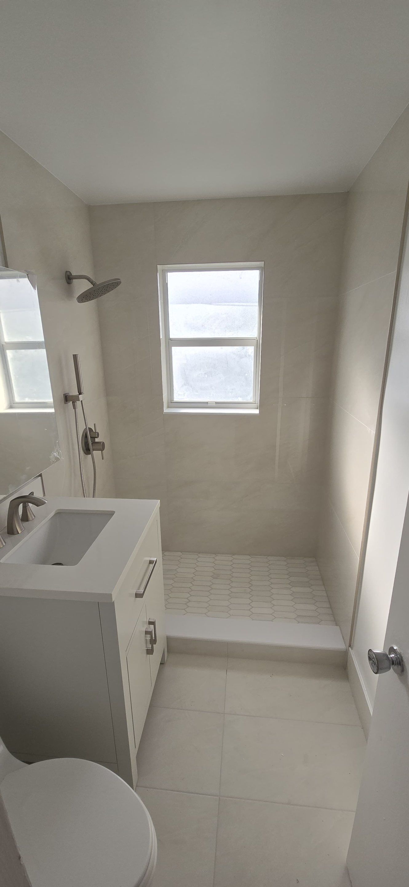 Guest Bathroom - Delray Beach by Hevi Tile