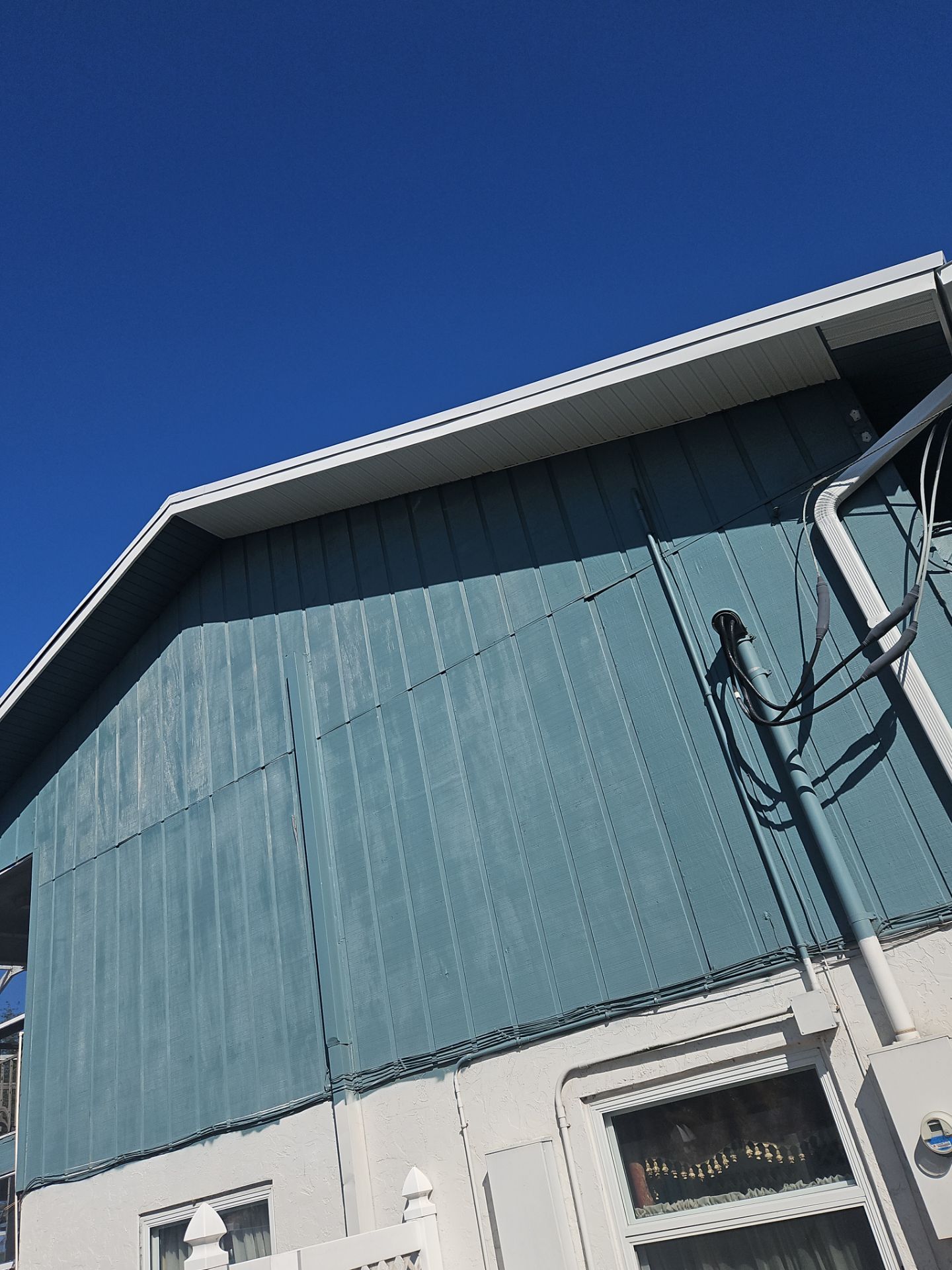 K-Style Seamless Gutter Installation using White Seamless Gutters in Sarasota FL by Gutter Professors