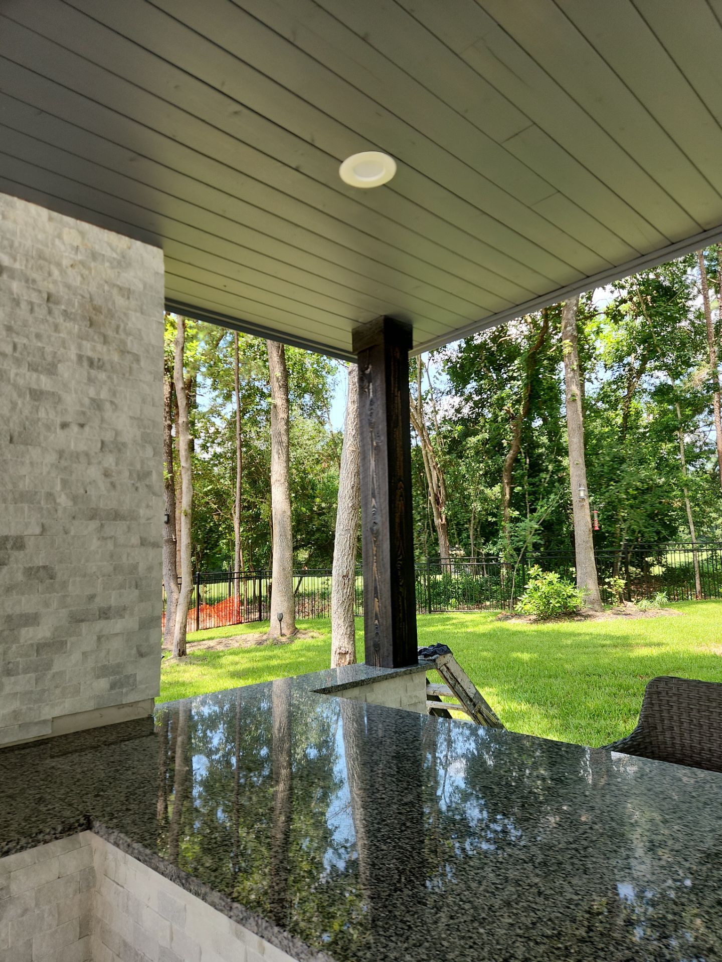 Modern Patio Cover and Kitchen in Montgomery by SophAlx LLC